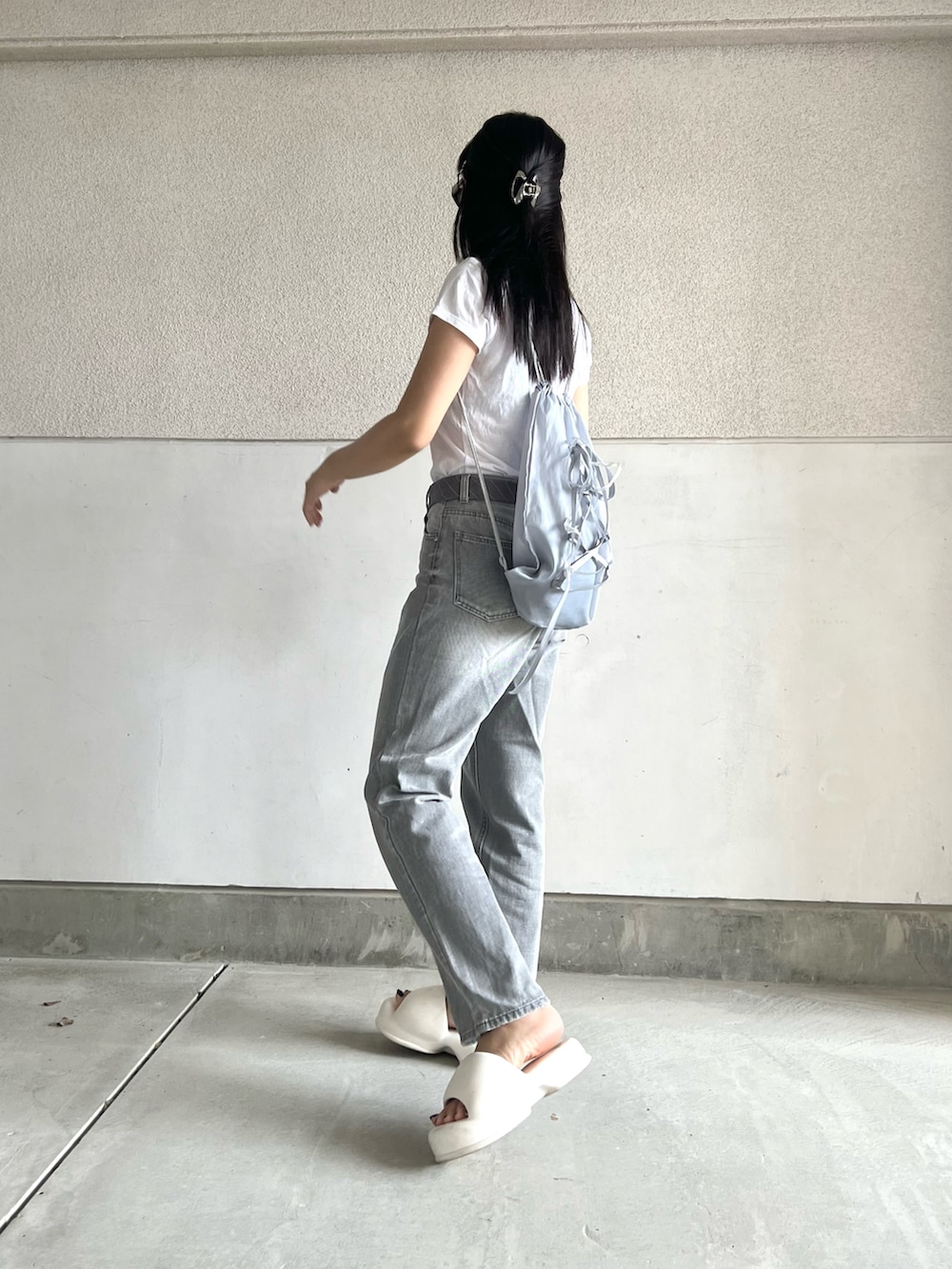 グレー系のパンツ、ホワイト系のTシャツ/カットソー、グレー系のネクタイを着用したレディースの秋コーディネートの3枚目の写真
