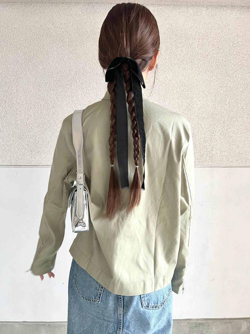 「春服、カジュアル、休日コーデ、シンプル、ストリート、ストリートMIX、韓国ファッション、春コーデ、プチプラ、ロングスカート、デニムスカート、スカートスタイル、スニーカー、カーキ、大人カジュアル」｜「ZARAのアイテム（スカート、ブルー系）」を使った、skmtmloさん（レディース・159cm）の春コーディネートの5枚目の写真
