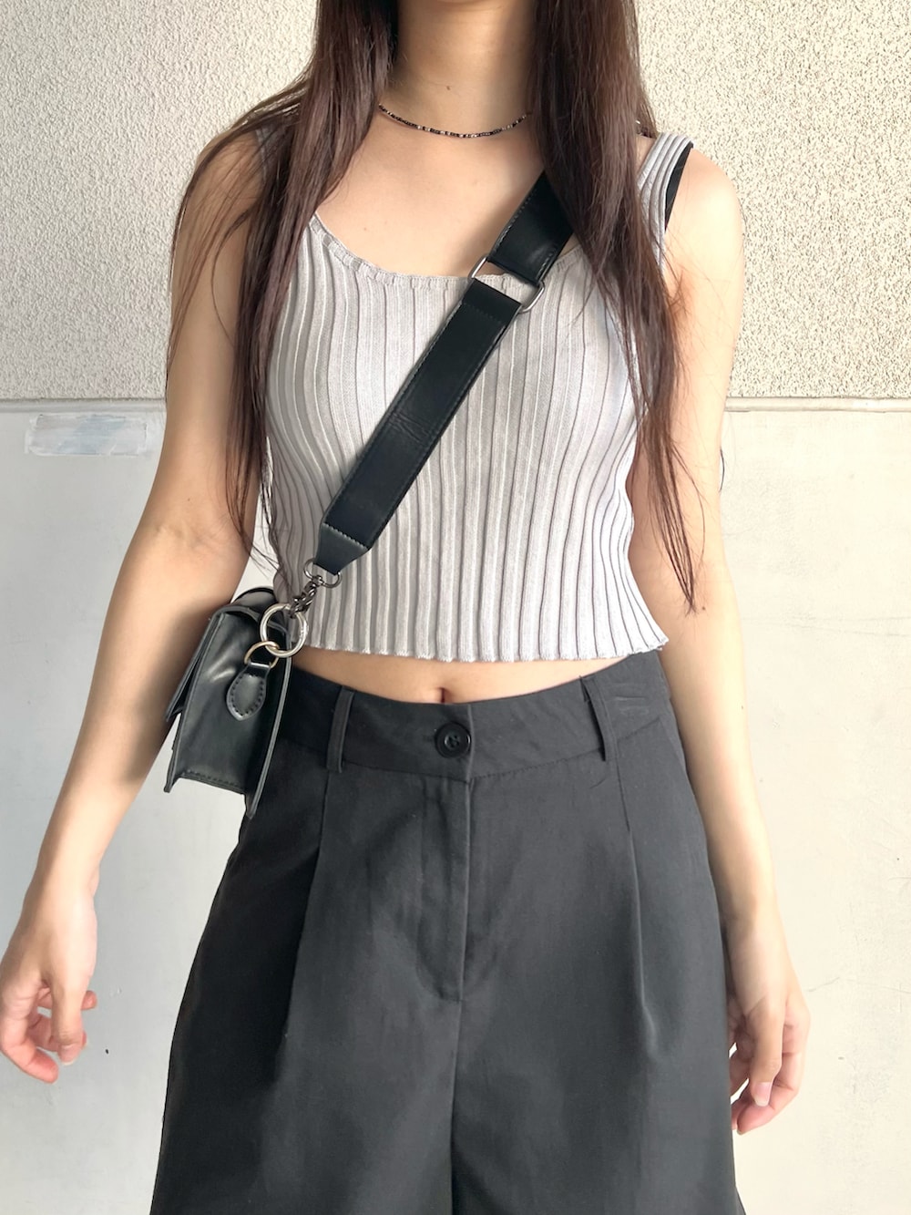 「夏のコスメと服、夏コーデ、ニット帽、ノースリーブ、ハーフパンツ、ストリート、モード、韓国ファッション、サマーニット、厚底シューズ、タンクトップ、モノトーン、モードストリート、ショートパンツ、メンズライク」｜「Dr. MartensのAIRWAIR JADON MAX 8 EYE BOOT 25566001 BLACK（ブーツ、ブラック系）」を使った、skmtmloさん（レディース・159cm）の夏コーディネートの4枚目の写真