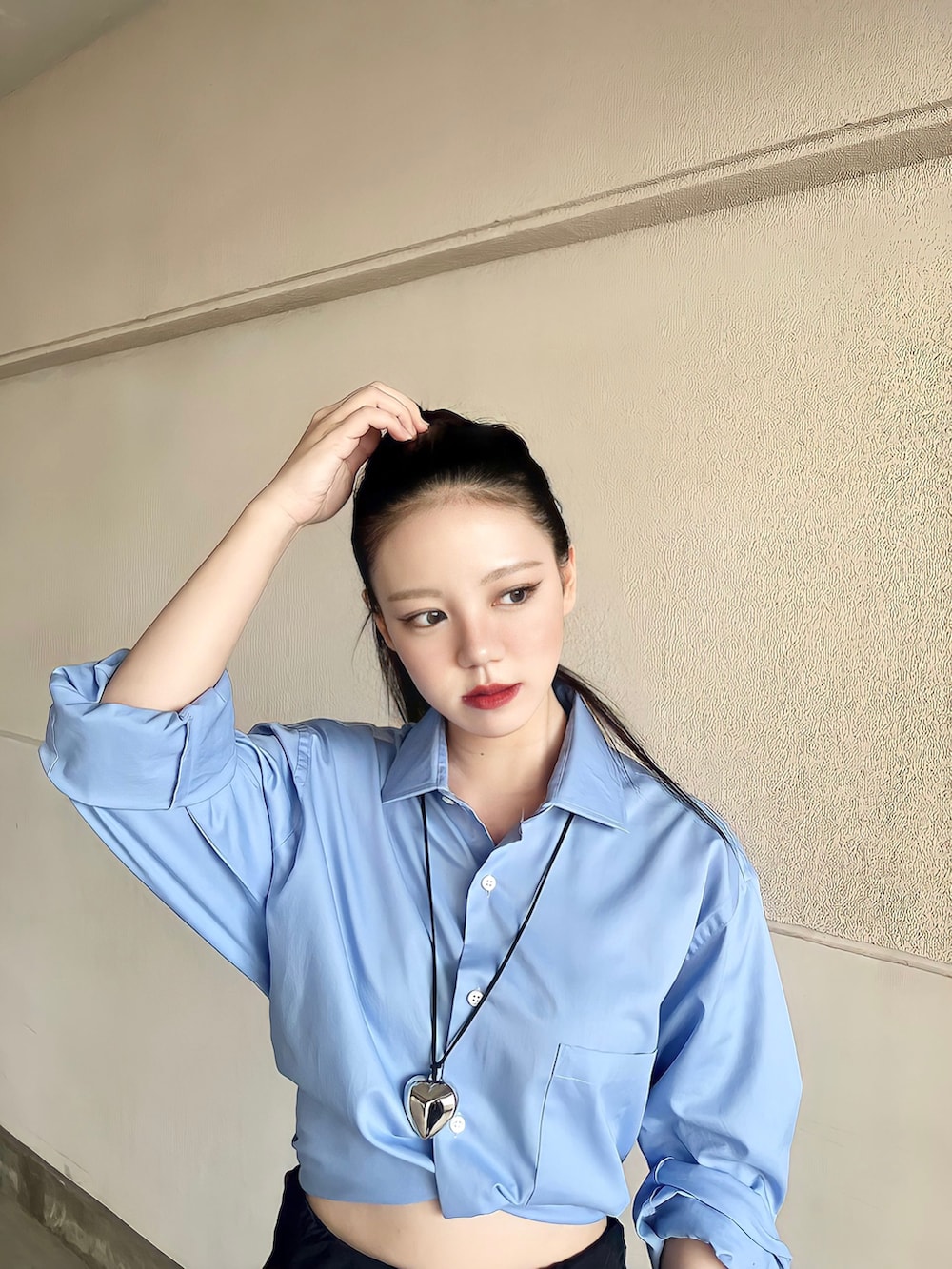 「WEARyouthコーデ、初夏コーデ、シャツスタイル、オフィスカジュアル、ロングスカート、夏のコスメと服、ブルー、カラーシャツ、シャツコーデ、シンプル、スカート、赤リップ、韓国ファッション、サンダル、ハンドバッグ」｜「banadaの【rom&nd/ロムアンド】 ゼロベルベットティント 25色 韓国コスメ（口紅/リップティント/グロス、その他）」を使った、skmtmloさん（レディース・159cm）の夏コーディネートの2枚目の写真