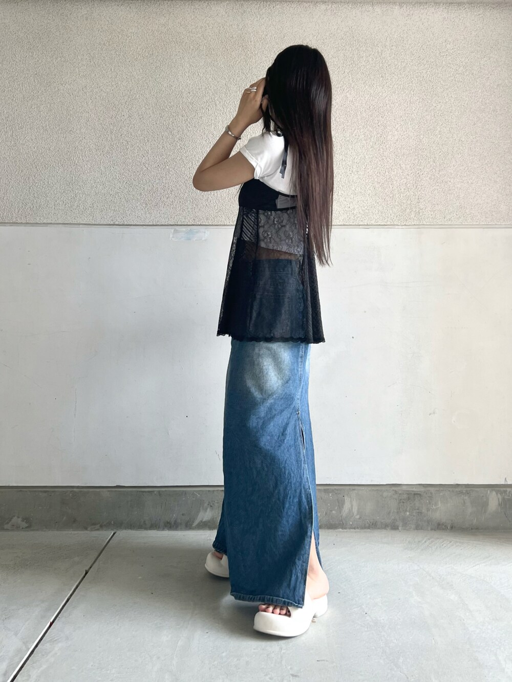 ベージュ系のショルダーバッグ、ブラック系のキャミソール、ホワイト系のTシャツ/カットソーを着用したレディースの夏コーディネートの4枚目の写真