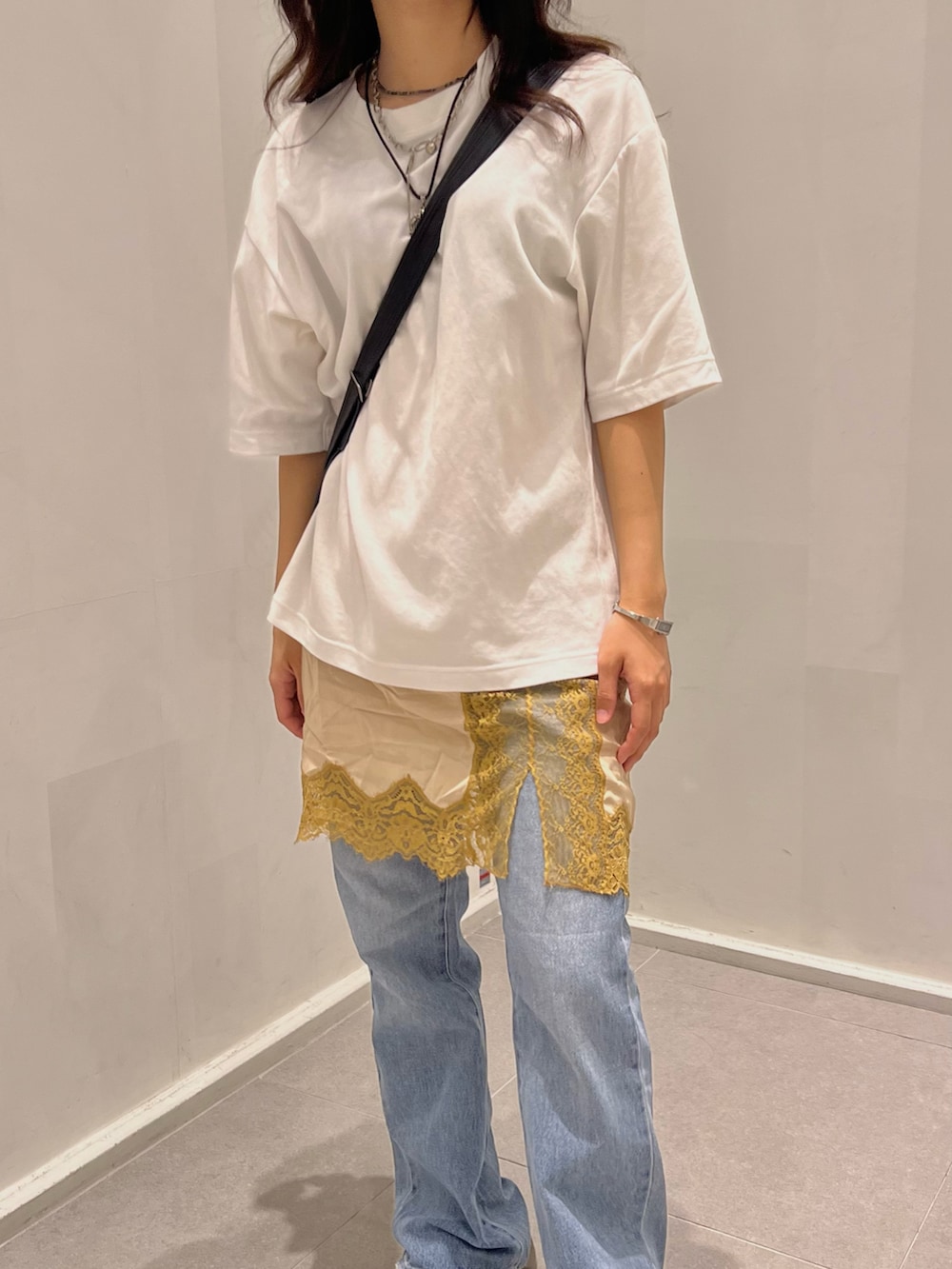 「秋服準備はじめました、古着MIX、お出かけコーデ、大人かわいい、レース、スカート、スカートパンツ、デニム、デニムパンツ、白Tシャツ、Tシャツ、レイヤードスタイル、ストリート、カジュアル、ショルダーバッグ」｜「Naughty dogの【Naughty Dog】ストレートフレアデニム（デニムパンツ、ブルー系）」を使った、skmtmloさん（レディース・159cm）の夏コーディネートの3枚目の写真