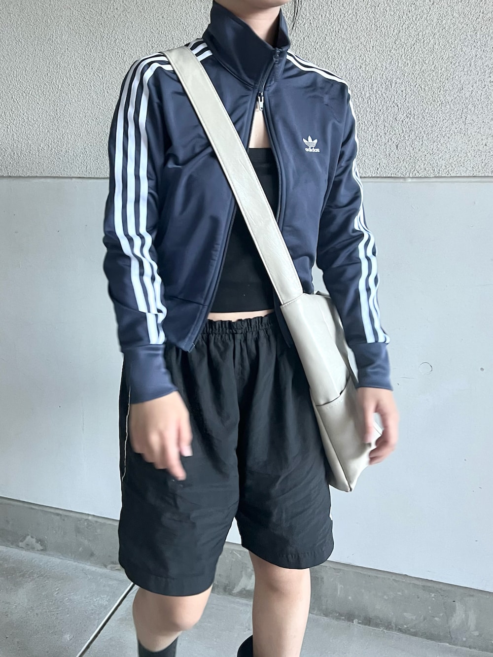 「秋服まるっと大公開、スポーツミックス、古着MIX、雨の日コーデ、レインブーツ、スポーティ、ハーフパンツ、ジャージ、トラックジャケット、ショートパンツ、ショルダーバッグ、秋コーデ、シンプル、ゆるコーデ、韓国ファッション」｜「suisaiの【suisai】レディース レインロングブーツ（レインシューズ、ブラック系）」を使った、skmtmloさん（レディース・159cm）の秋コーディネートの2枚目の写真