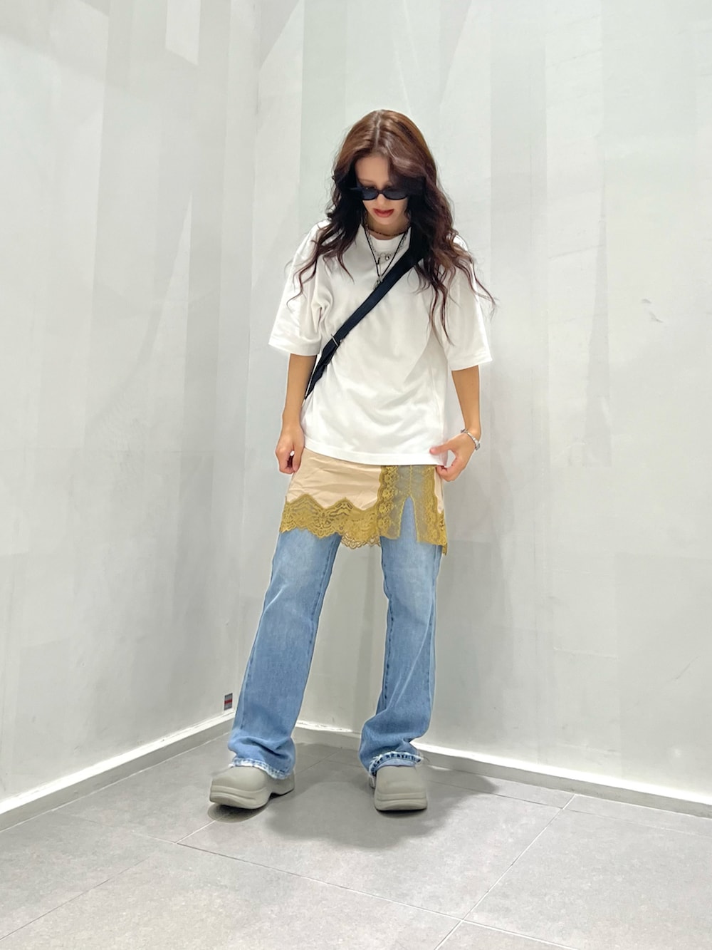 「秋服準備はじめました、古着MIX、お出かけコーデ、大人かわいい、レース、スカート、スカートパンツ、デニム、デニムパンツ、白Tシャツ、Tシャツ、レイヤードスタイル、ストリート、カジュアル、ショルダーバッグ」｜「Naughty dogの【Naughty Dog】ストレートフレアデニム（デニムパンツ、ブルー系）」を使った、skmtmloさん（レディース・159cm）の夏コーディネートの4枚目の写真