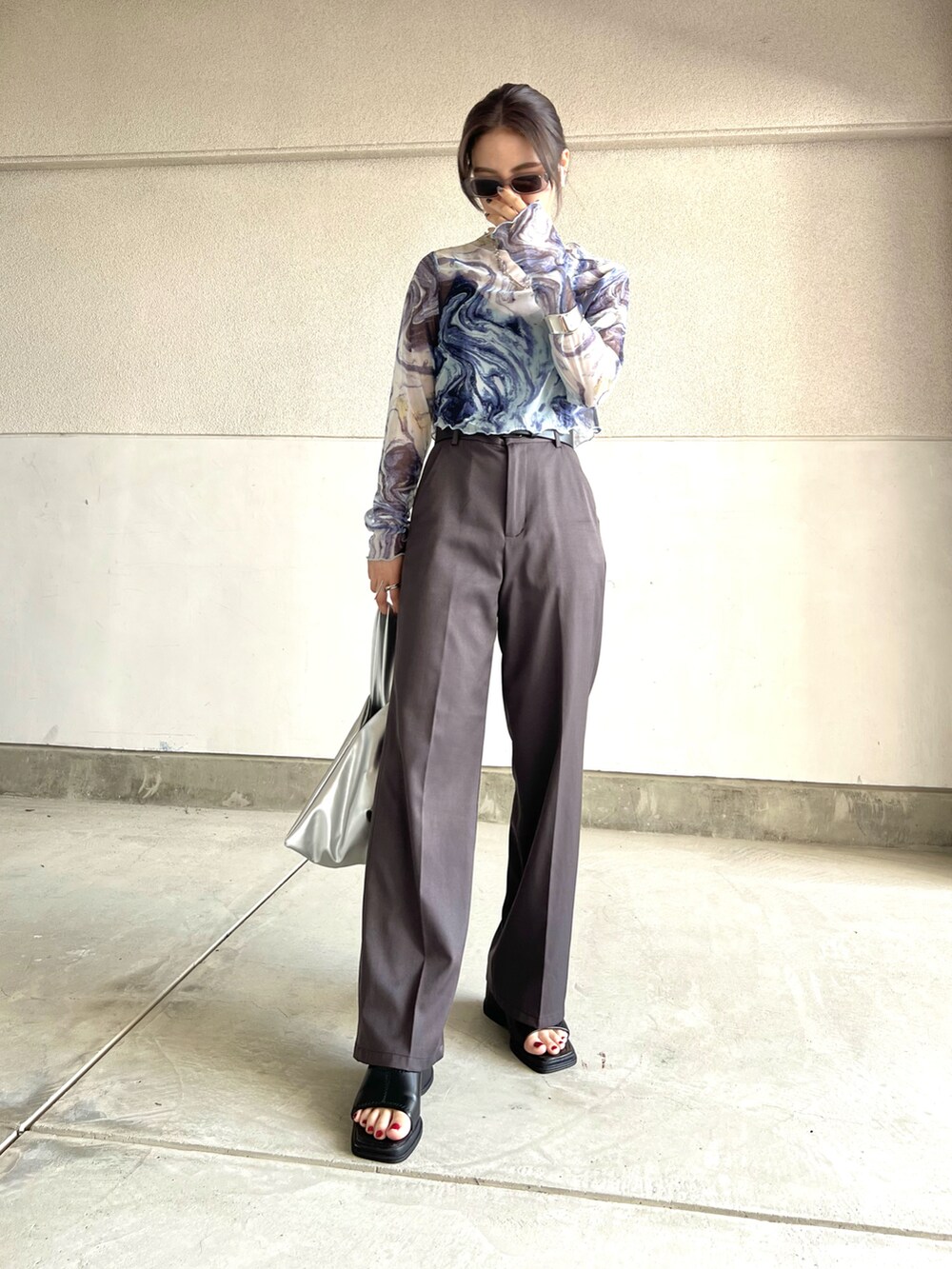 ホワイト系のトートバッグ、ブラック系のサンダル、ブルー系のシャツ/ブラウスを着用したレディースの春コーディネートの2枚目の写真