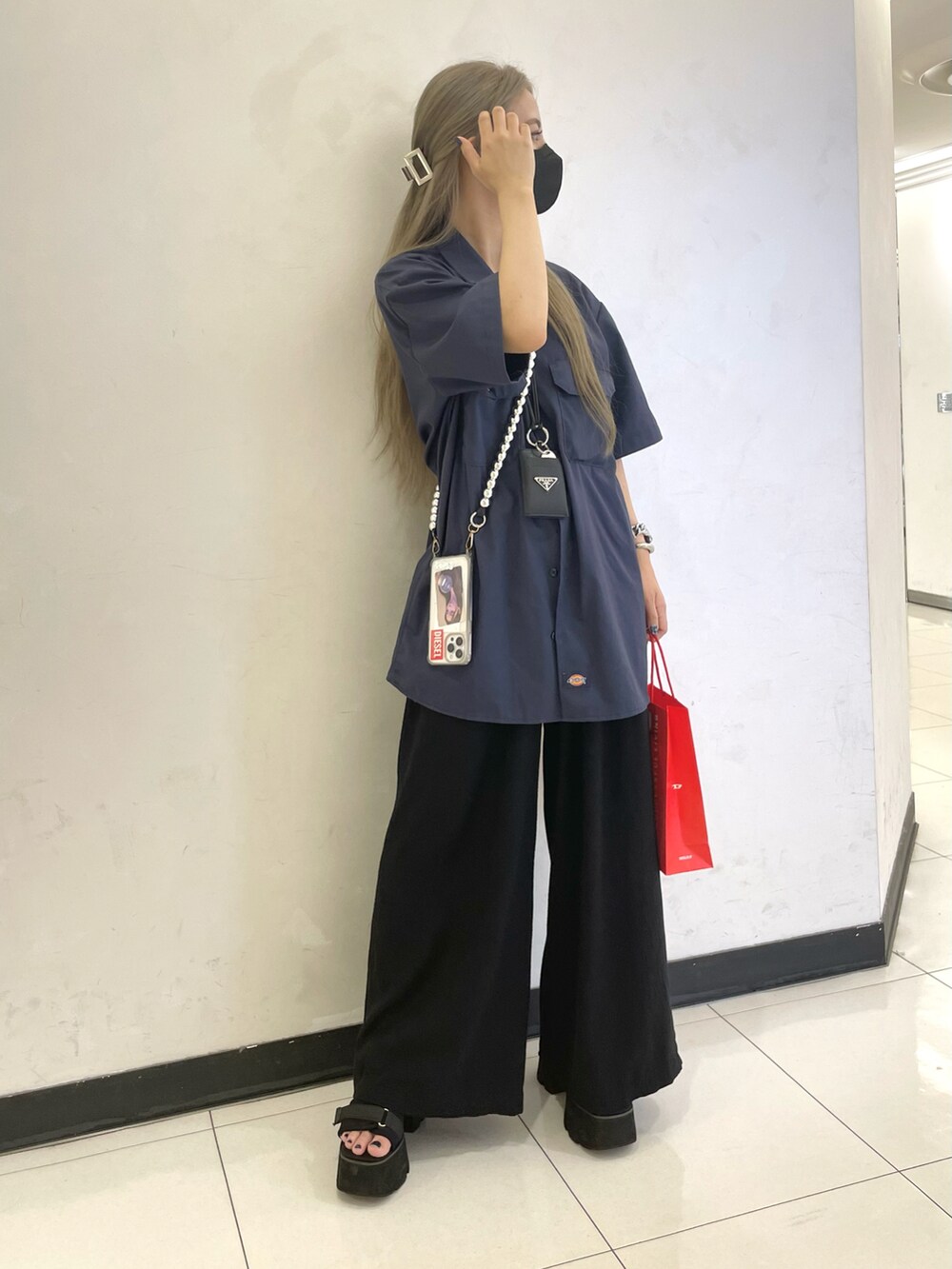 ブルー系のシャツ/ブラウス、ブラック系のその他パンツ、ブラック系のサンダルを着用したレディースの夏コーディネートの2枚目の写真