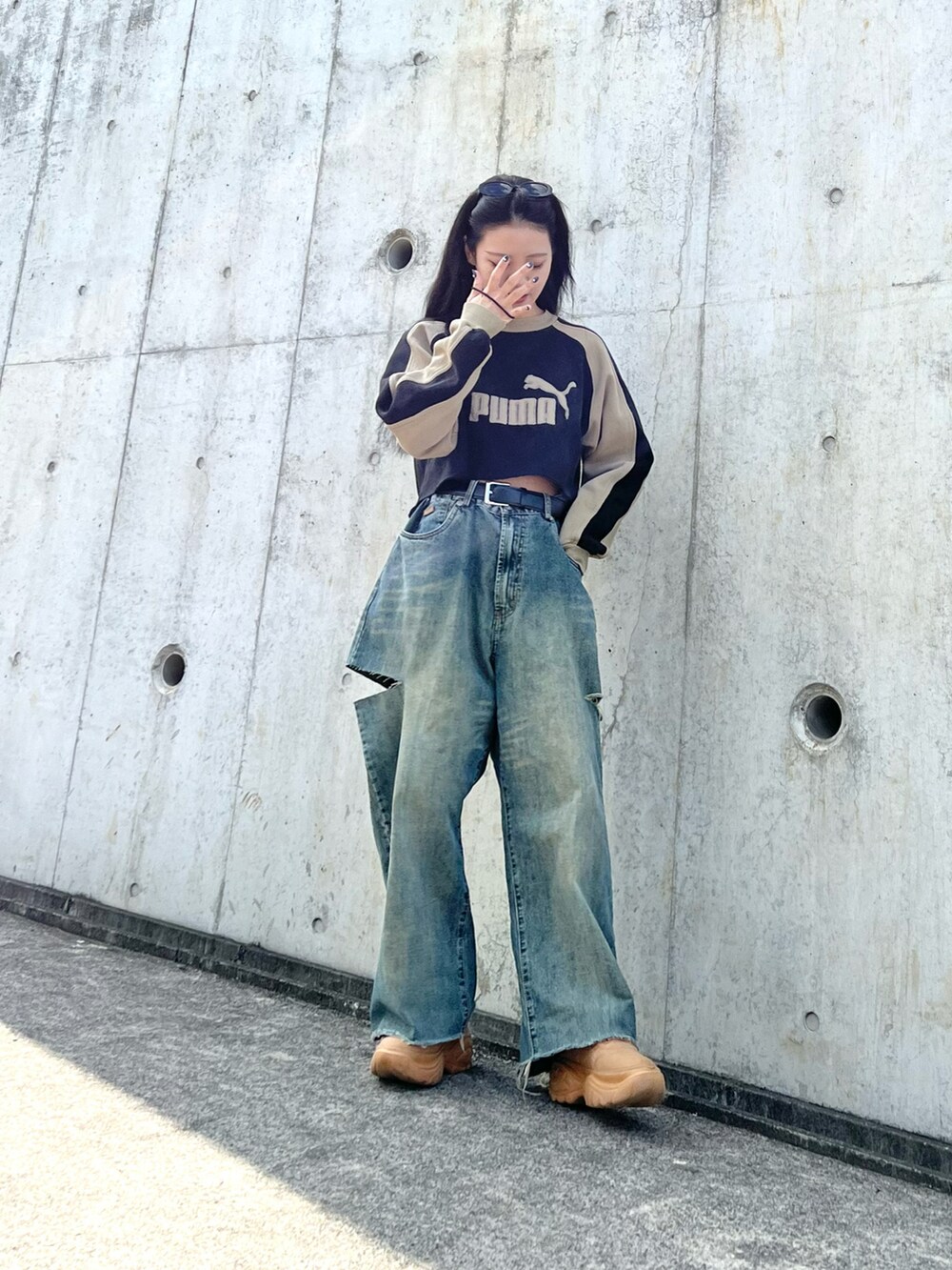 「春服コーデ、デニム、デニムパンツ、ショート丈トップス、スウェット、スニーカー、ストリート、ストリートMIX、大人カジュアル、春コーデ、韓国ファッション、ワイドパンツ、ビッグシルエット、オーバーサイズ、プチプラ」｜「LSMRのLSMR レスモア レディース 厚底スニーカー 122220（スニーカー、イエロー系）」を使った、skmtmloさん（レディース・159cm）の春コーディネートの2枚目の写真