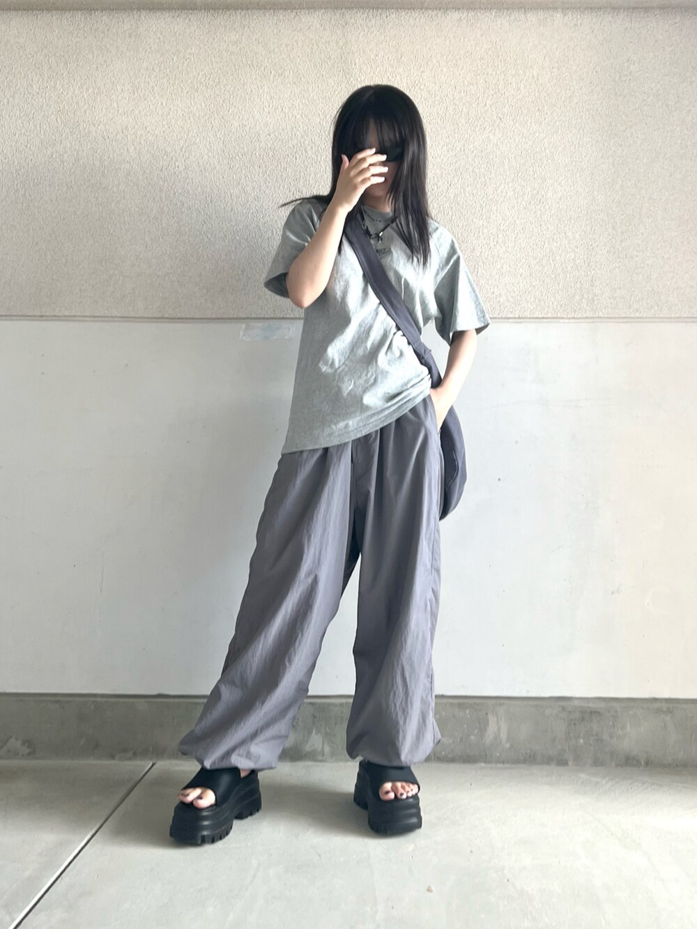 「休日コーデ、夏コーデ、シンプル、ワントーンコーデ、グレー、古着MIX、ストリート、サンダル、サングラス、メンズライク、Tシャツ、グレーコーデ、オールグレー、カジュアル、ゆるコーデ」｜「BROKEN BASEのナイロンパンツ（その他パンツ、グレー系）」を使った、skmtmloさん（レディース・159cm）の夏コーディネートの5枚目の写真