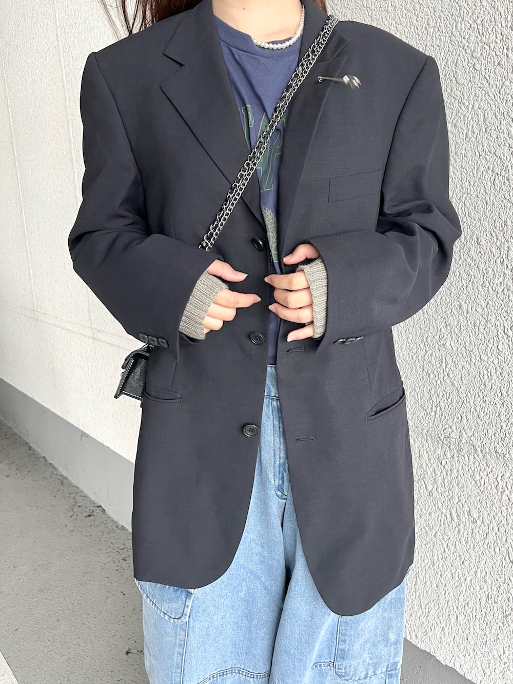 ブルー系のカーゴパンツ、ブルー系のTシャツ/カットソー、ブラック系のブーツを着用したレディースの冬コーディネートの4枚目の写真