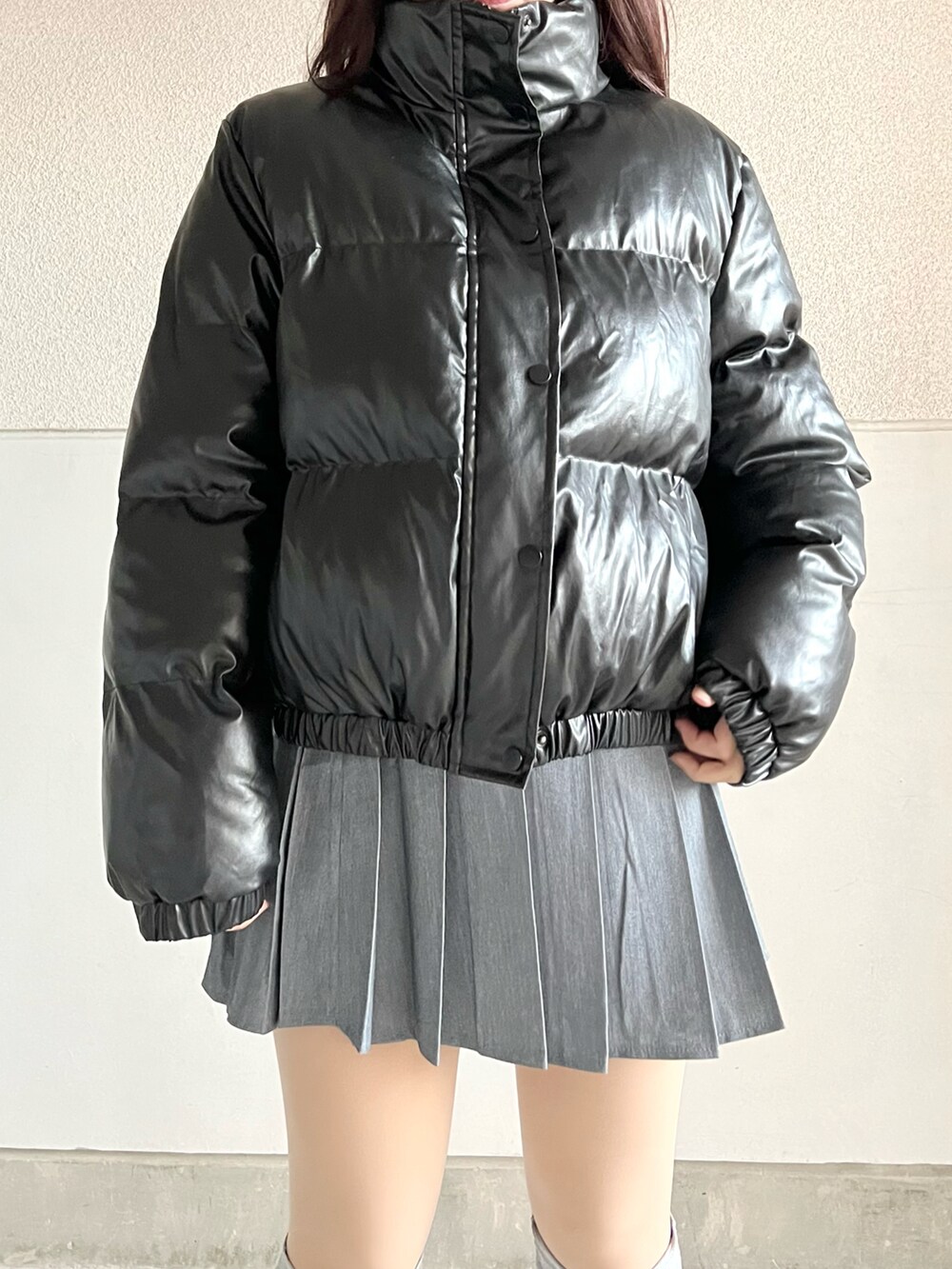 「春服デビュー宣言、プチプラ、春服、春コーデ、ダウンジャケット、プリーツスカート、グレー、レッグウォーマー、厚底シューズ、あったかコーデ、シンプル、韓国ファッション、きれいめカジュアル、スカート、スカートスタイル」｜「SHEINのアイテム（ブーツ、シルバー系）」を使った、skmtmloさん（レディース・159cm）の春コーディネートの3枚目の写真