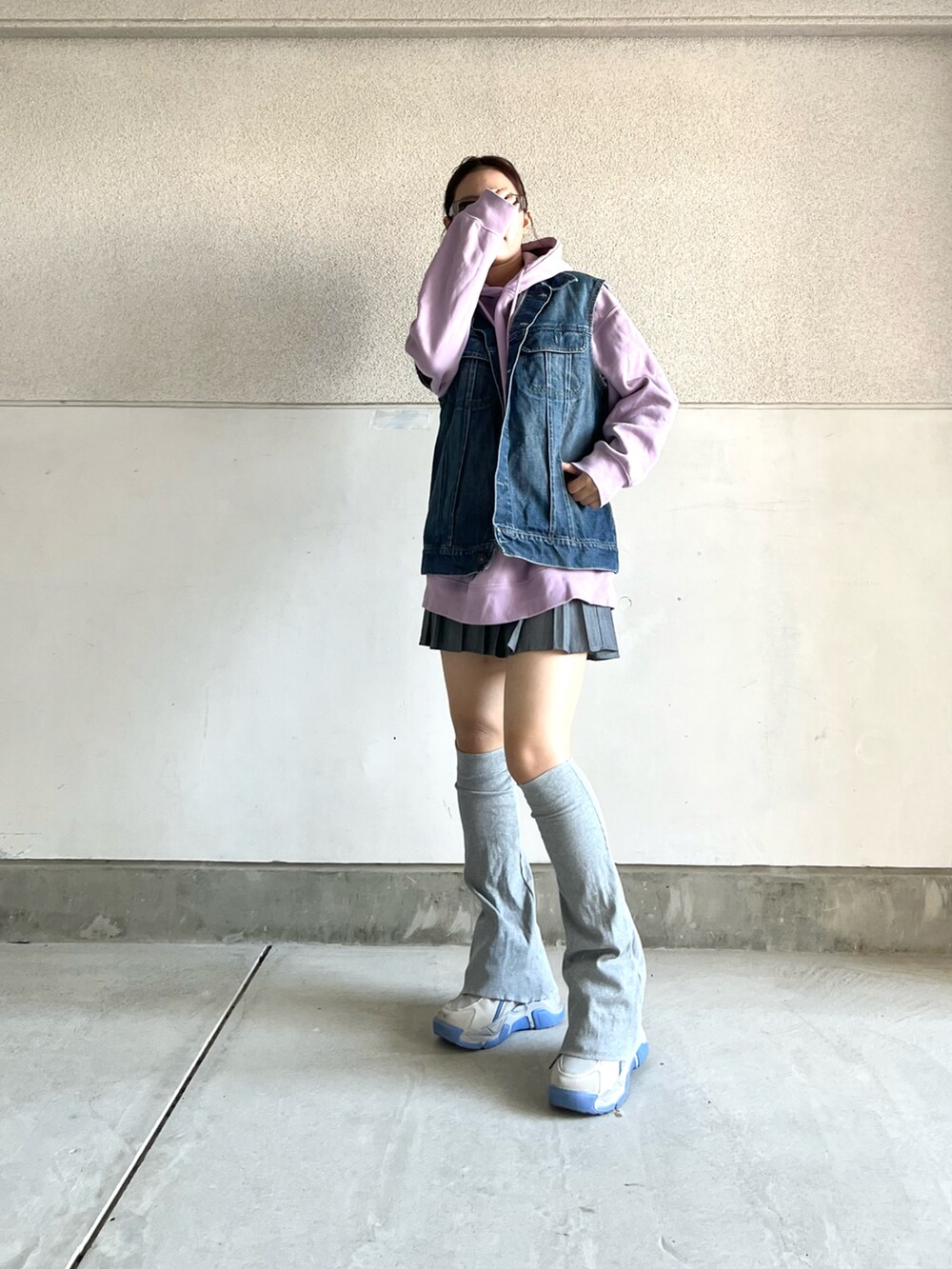 グレー系のスニーカー、ブルー系のデニムジャケット、パープル系のパーカーを着用したレディースの春コーディネートの4枚目の写真