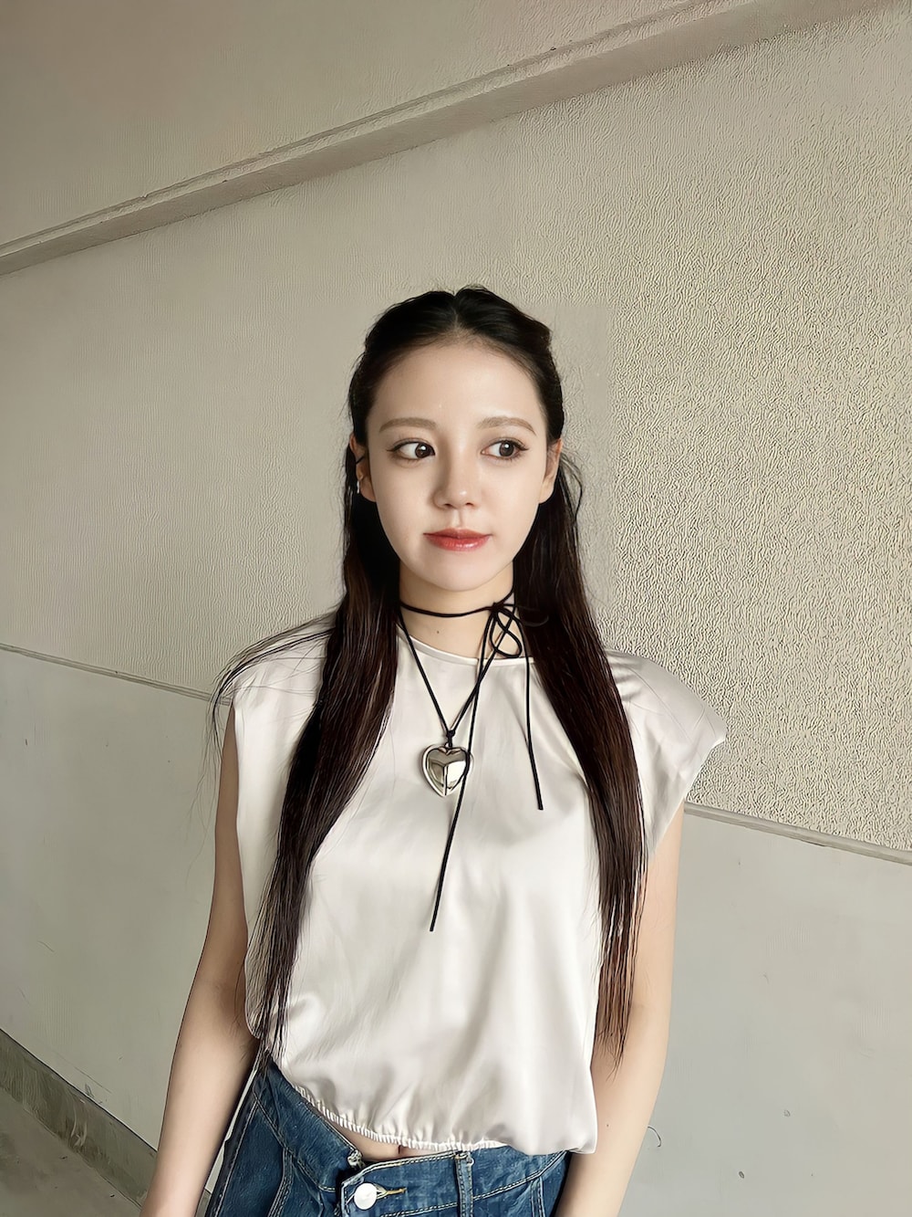 「夏のコスメと服、初夏コーデ、WEARyouthコーデ、タンクトップ、デニム、ジーンズ、韓国ファッション、厚底サンダル、サテン、チョーカー、夏コーデ、ストリート、大人カジュアル、プチプラ、フェスコーデ」｜「neosの【neos -addictive design-】ルーズシルエット バルーン デニム ペインター ワイドパンツ（デニムパンツ、ブルー系）」を使った、skmtmloさん（レディース・159cm）の春コーディネートの2枚目の写真