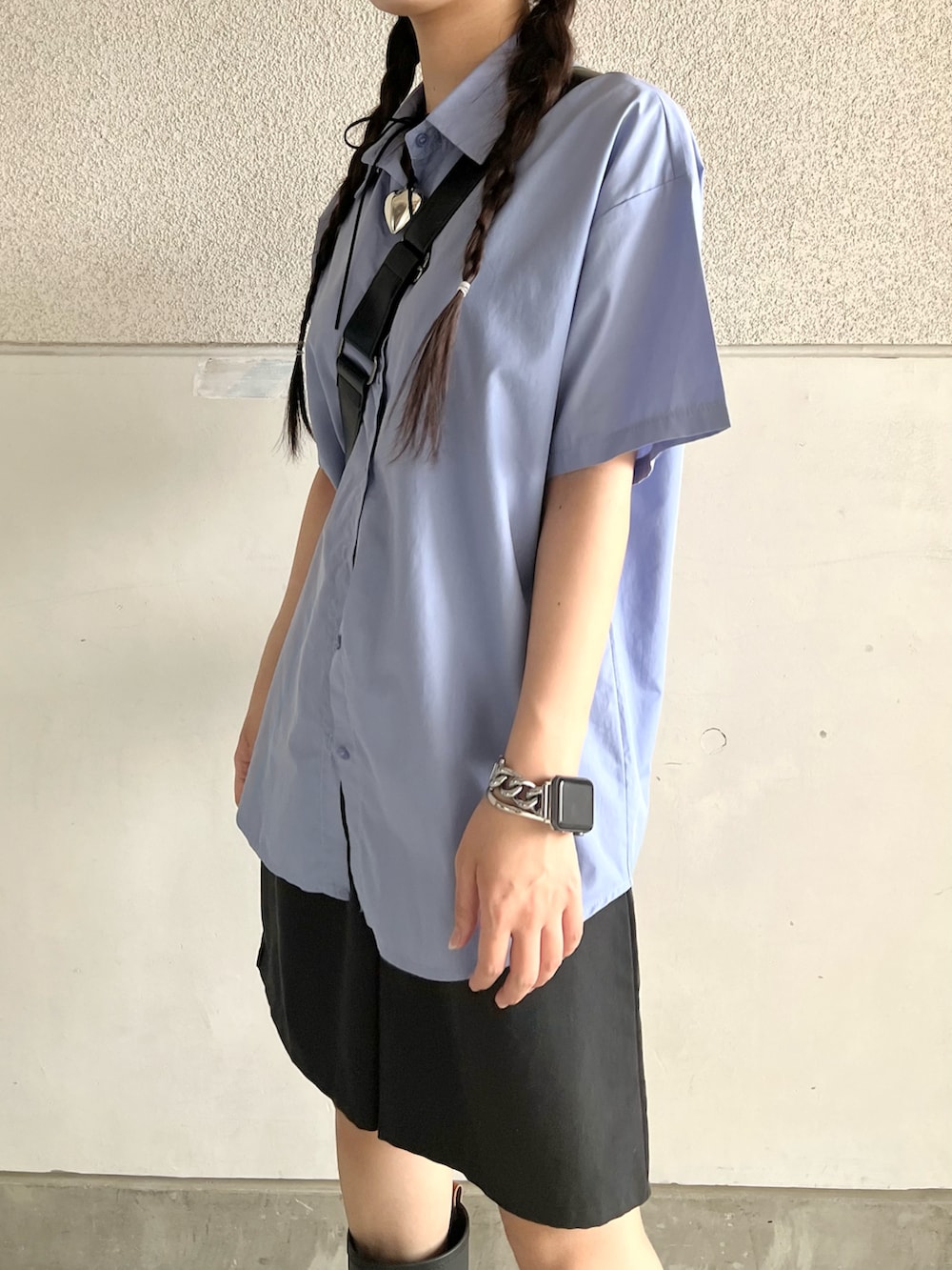 ブラック系のレインシューズ、ブラック系のキャミソール、ブラック系のパンツを着用したレディースの夏コーディネートの3枚目の写真