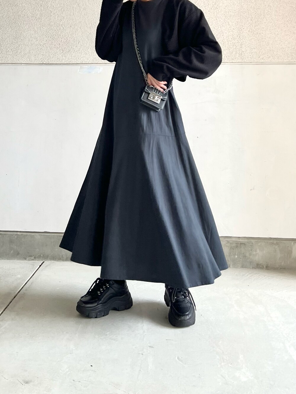 ブルー系のワンピース、ブラック系のスニーカー、ブラック系のトップスを着用したレディースの春コーディネートの3枚目の写真