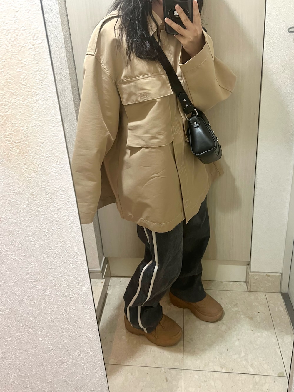 ベージュ系のジャケット/アウター、グレー系のデニムパンツ、イエロー系のスニーカーを着用したレディースの秋コーディネートの2枚目の写真