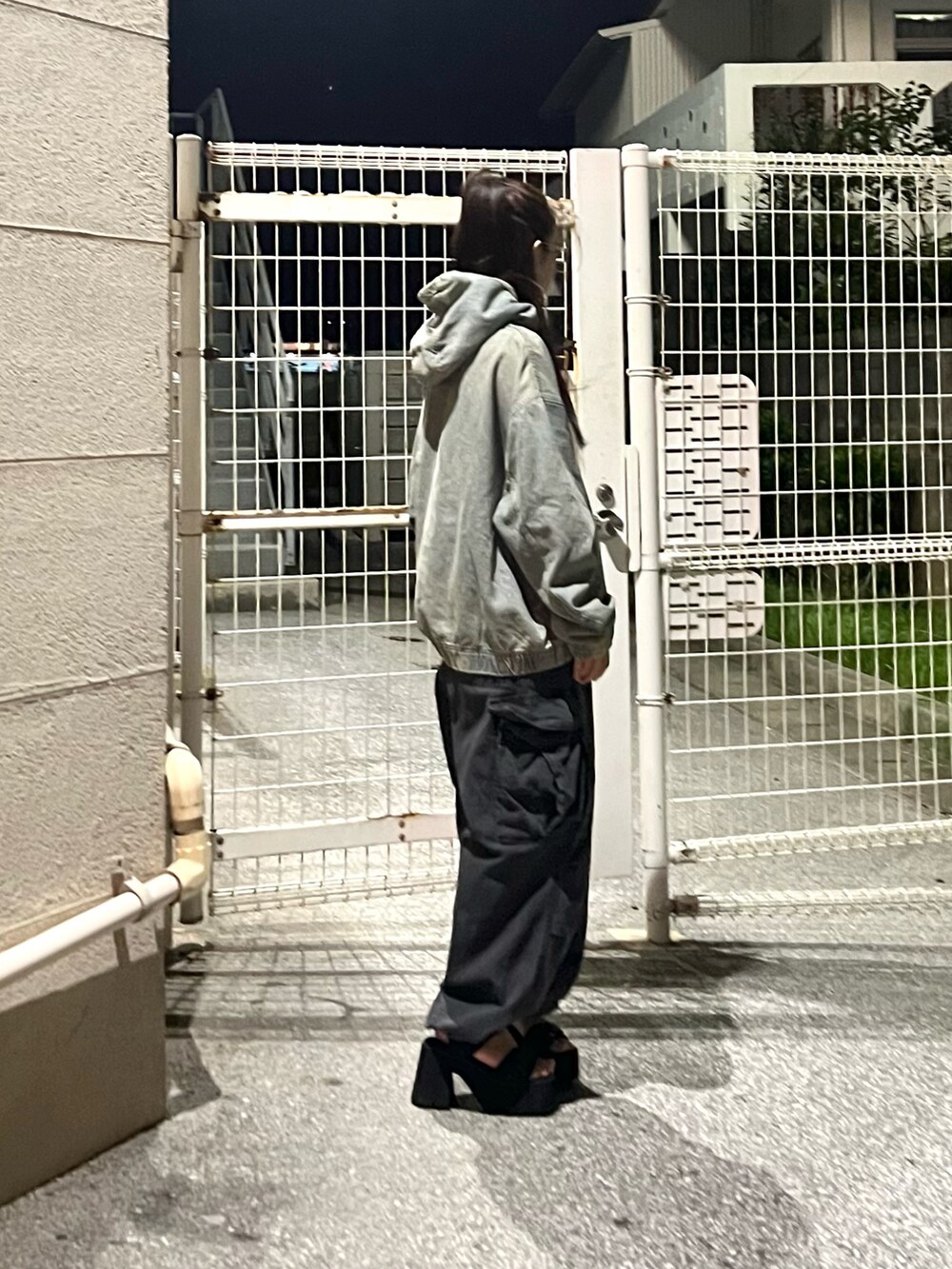 ブルー系のパーカー、グレー系のカーゴパンツ、ブラック系のサンダルを着用したレディースの秋コーディネートの3枚目の写真