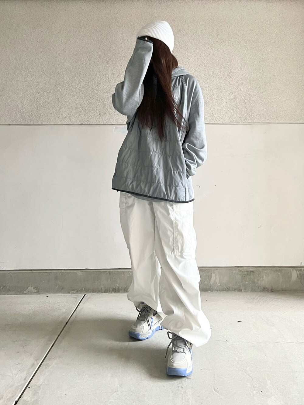 グレー系のジャケット/アウター、ホワイト系のその他パンツ、グレー系のスニーカーを着用したレディースの冬コーディネートの3枚目の写真