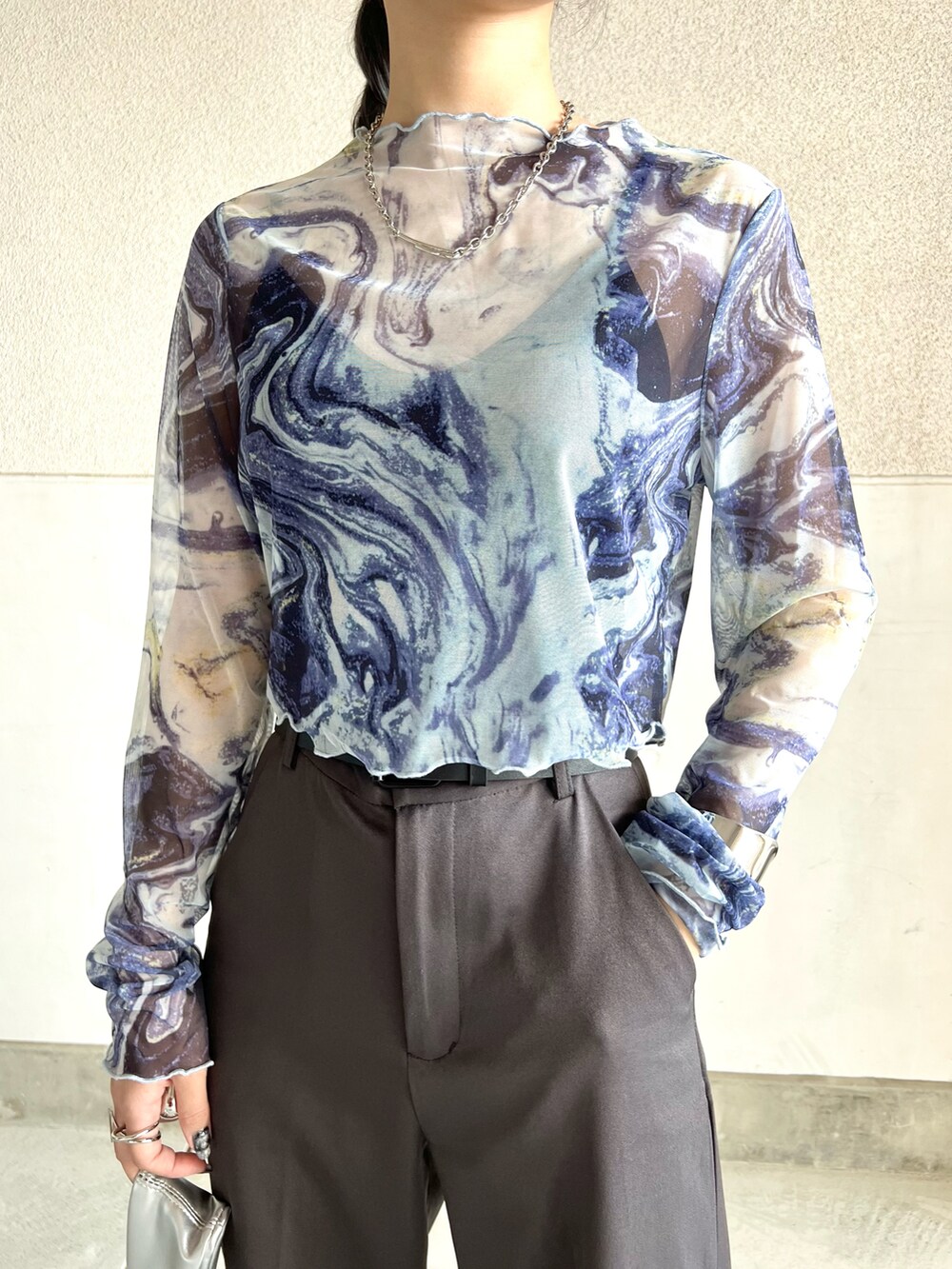 ホワイト系のトートバッグ、ブラック系のサンダル、ブルー系のシャツ/ブラウスを着用したレディースの春コーディネートの4枚目の写真