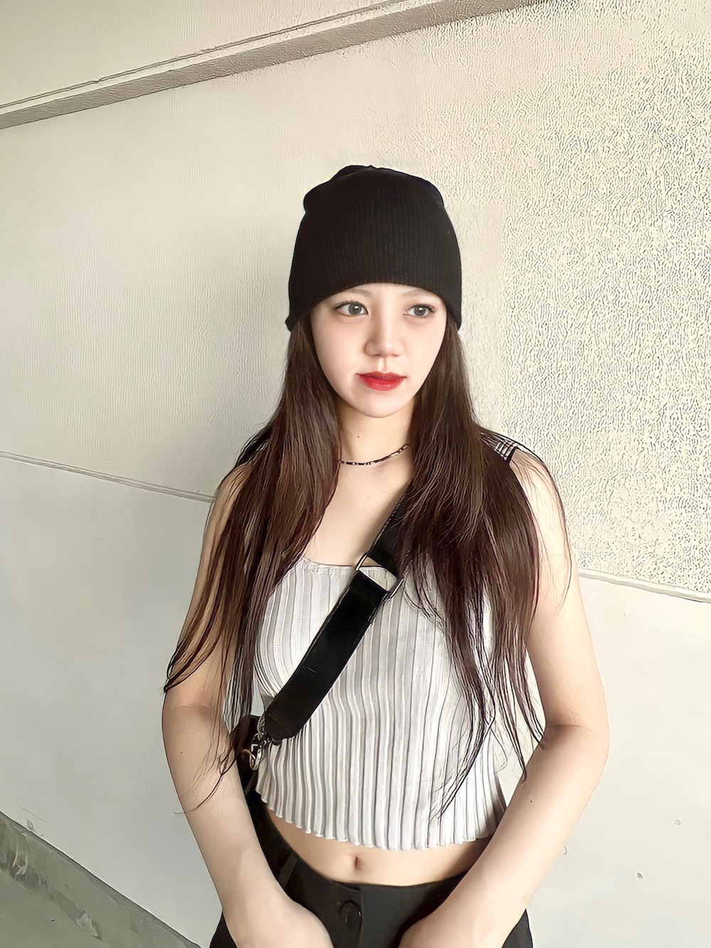 「夏のコスメと服、夏コーデ、ニット帽、ノースリーブ、ハーフパンツ、ストリート、モード、韓国ファッション、サマーニット、厚底シューズ、タンクトップ、モノトーン、モードストリート、ショートパンツ、メンズライク」｜「Dr. MartensのAIRWAIR JADON MAX 8 EYE BOOT 25566001 BLACK（ブーツ、ブラック系）」を使った、skmtmloさん（レディース・159cm）の夏コーディネートの2枚目の写真