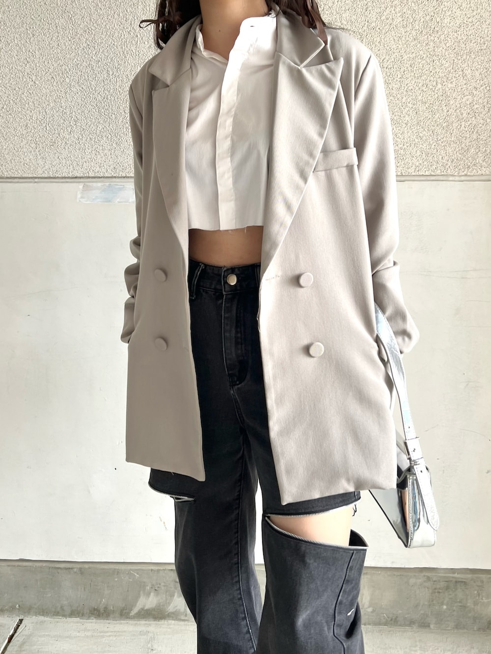「いまどきジャケット写真、休日スタイル、ジャケット、テーラードジャケット、オーバーサイズ、ビッグシルエット、ストリート、オフィスカジュアル、大人カジュアル、韓国ファッション、きれいめカジュアル、キレイめ、春コーデ、シャツスタイル、パンツスタイル」｜「SpRayの【WEB限定】厚底スニーカー（スニーカー、ブラック系）」を使った、skmtmloさん（レディース・159cm）の春コーディネートの2枚目の写真