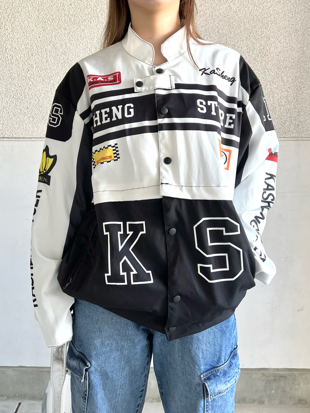 ブルー系のデニムパンツ、イエロー系のスニーカー、ホワイト系のジャケット/アウターを着用したレディースの冬コーディネートの2枚目の写真