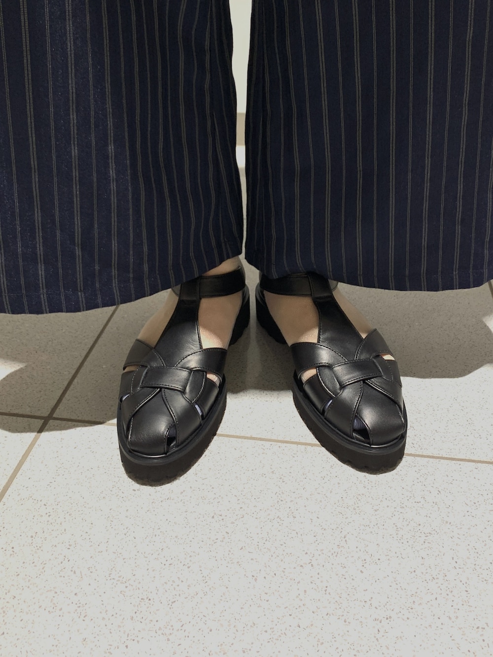 ブラック系のパンプス、ブルー系のパンツ、ホワイト系のTシャツ/カットソーを着用したレディースの夏コーディネートの2枚目の写真
