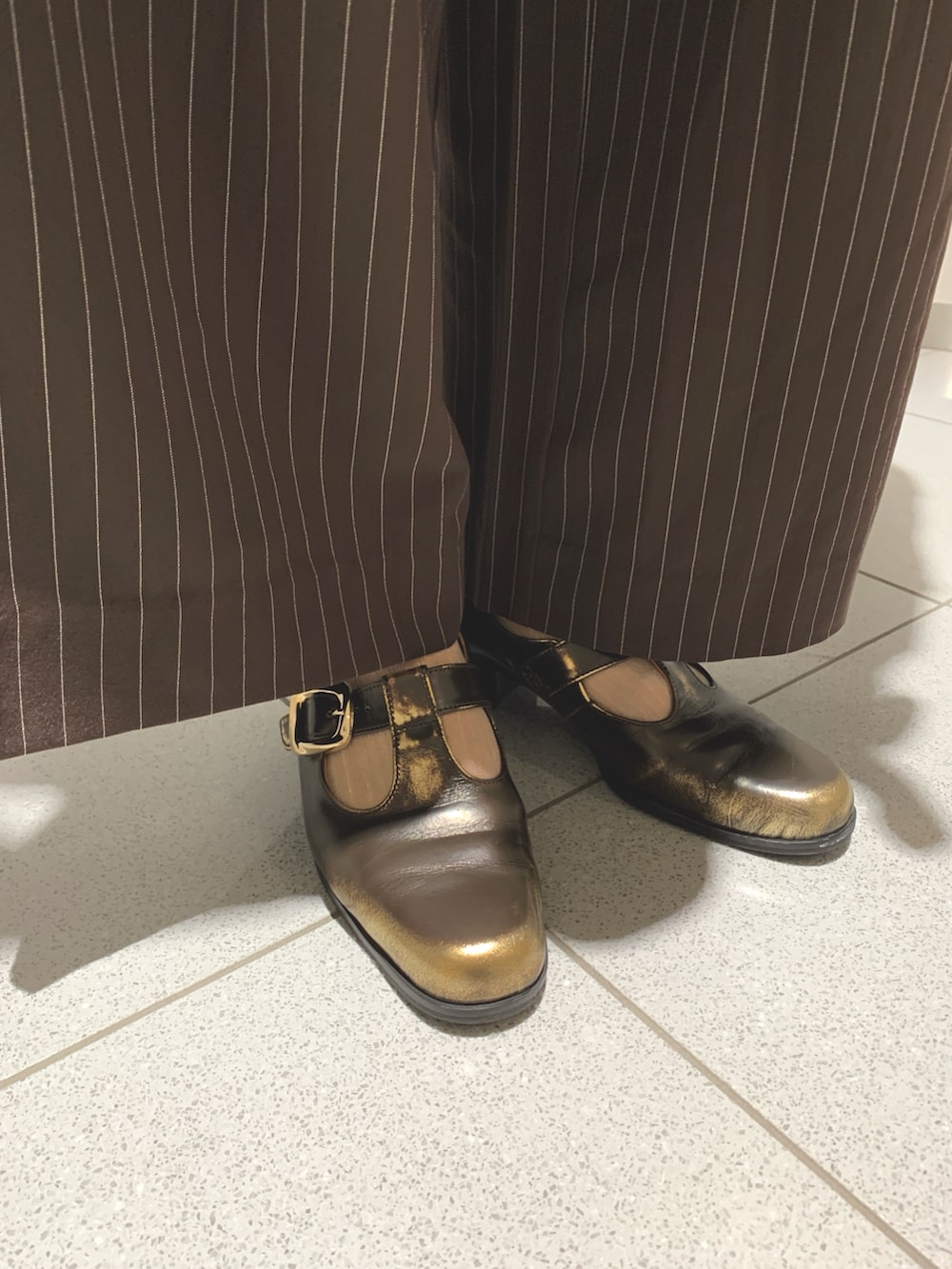ブラウン系のパンツ、ブラウン系のパンプスを着用したレディースの秋コーディネートの3枚目の写真