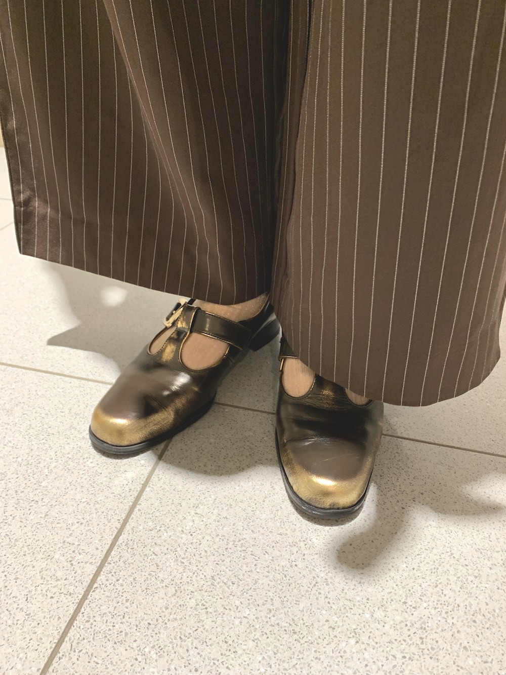 ブラウン系のパンツ、ブラウン系のパンプスを着用したレディースの秋コーディネートの4枚目の写真