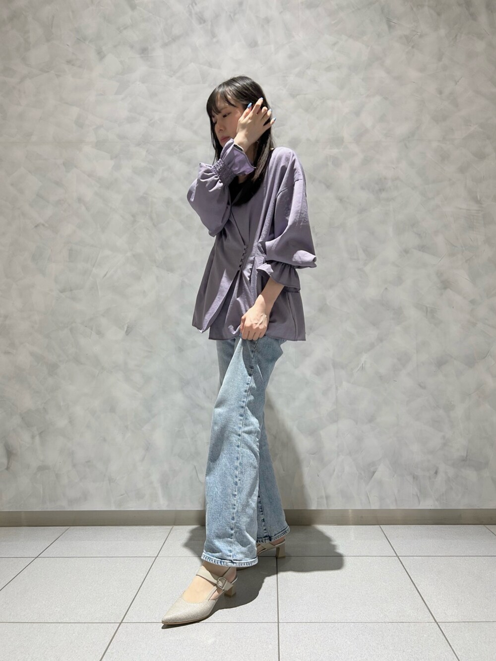 シルバー系のパンプスを着用したレディースの春コーディネートの2枚目の写真