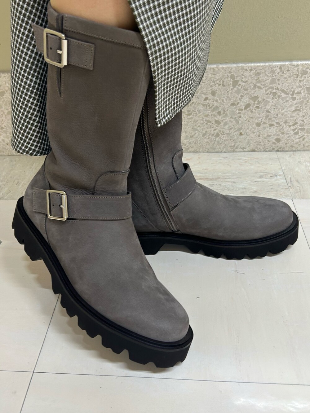 グレー系のブーツを着用したレディースの秋コーディネートの3枚目の写真