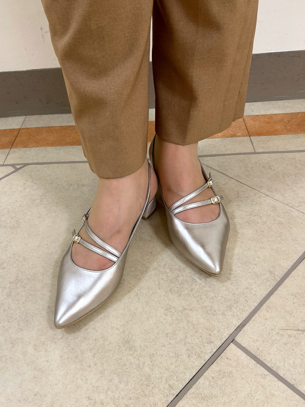 シルバー系のパンプスを着用したレディースの春コーディネートの3枚目の写真