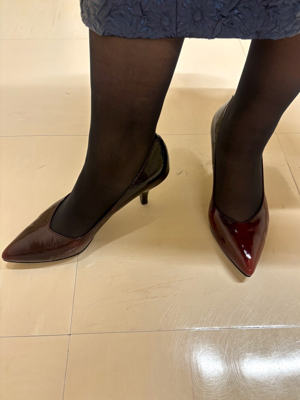 ブラウン系のパンプスを着用したレディースの秋コーディネートの3枚目の写真