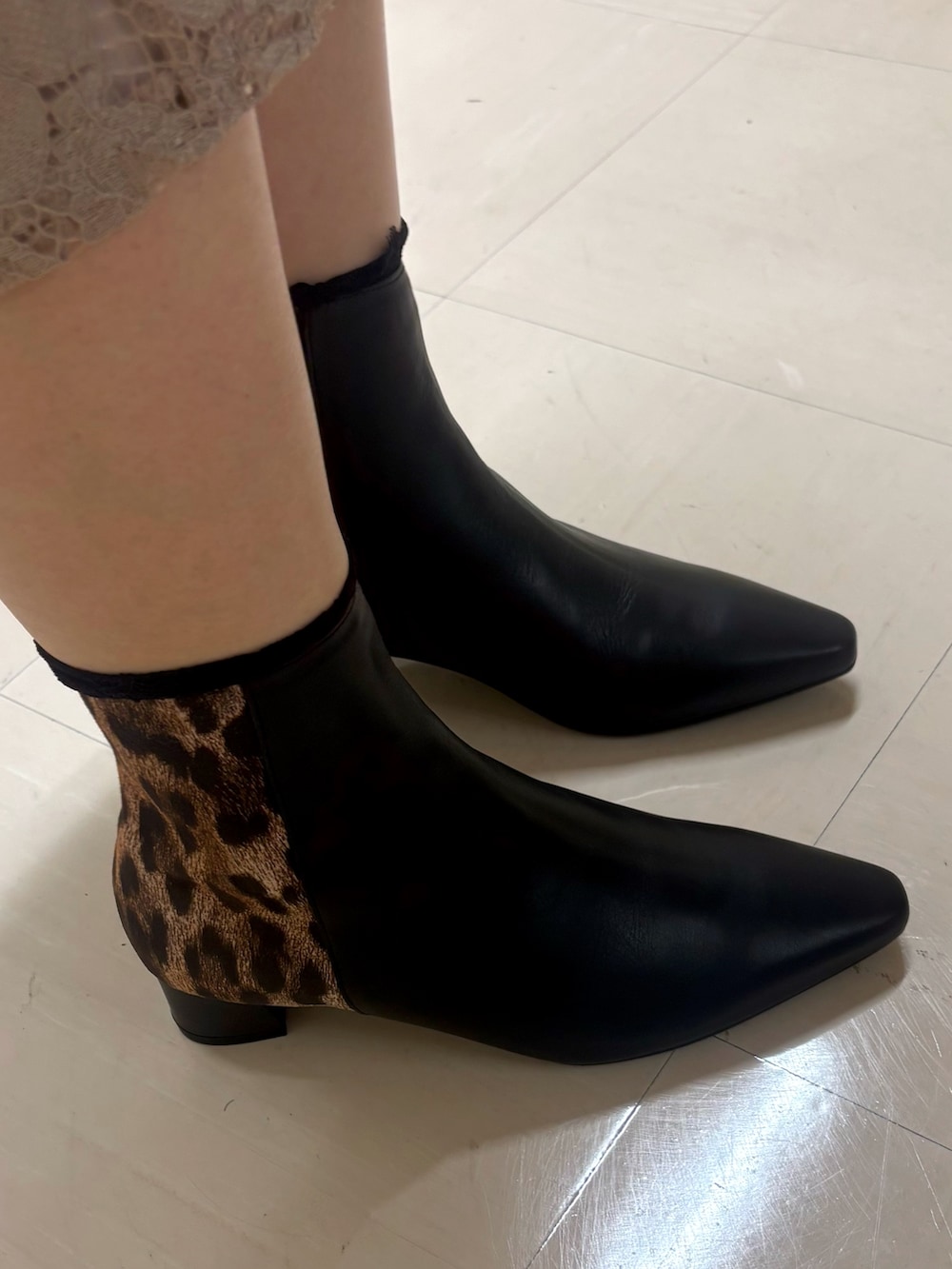 ブラック系のブーツを着用したレディースの秋コーディネートの2枚目の写真