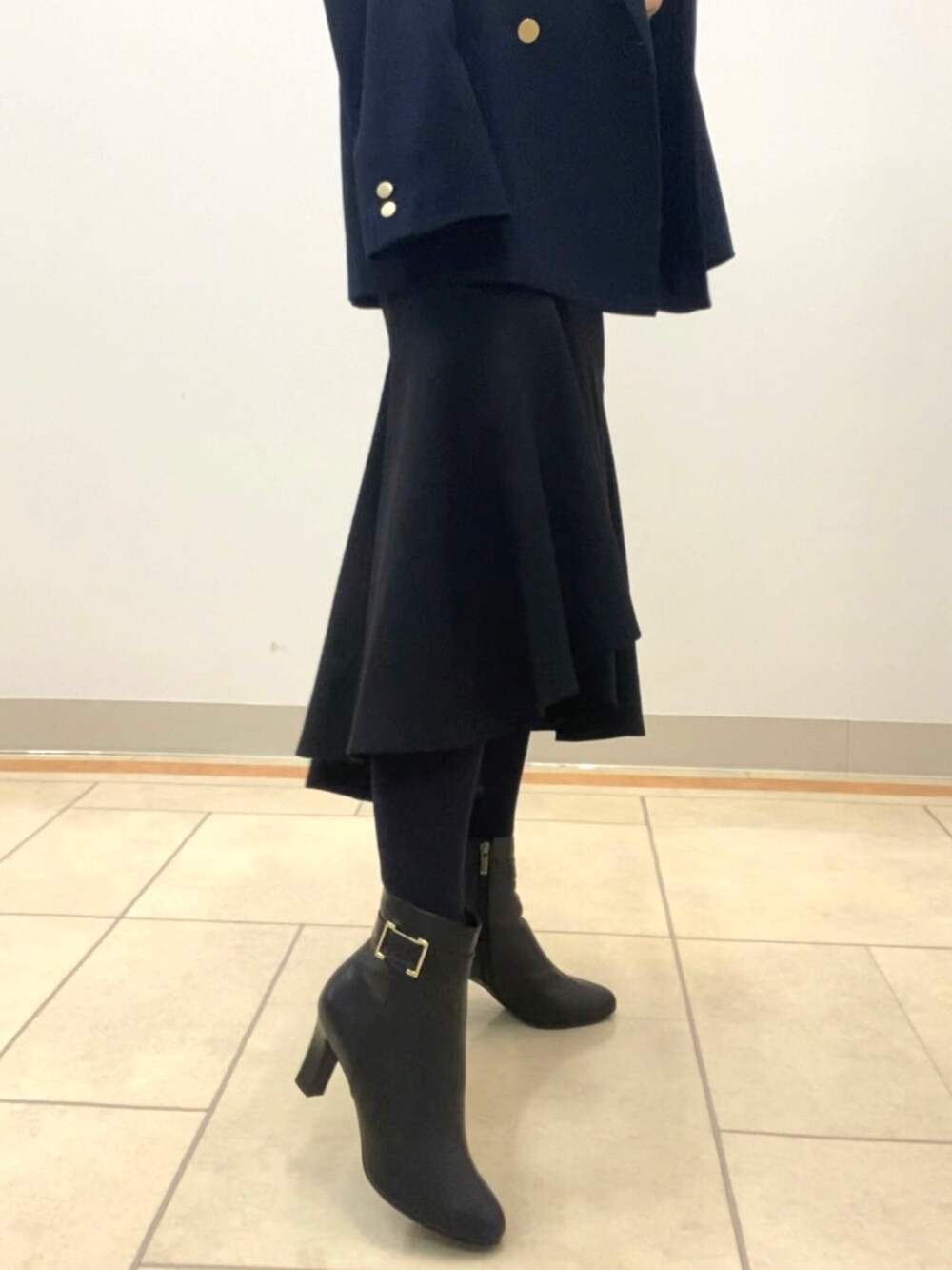 ブラック系のブーツを着用したレディースの冬コーディネートの3枚目の写真