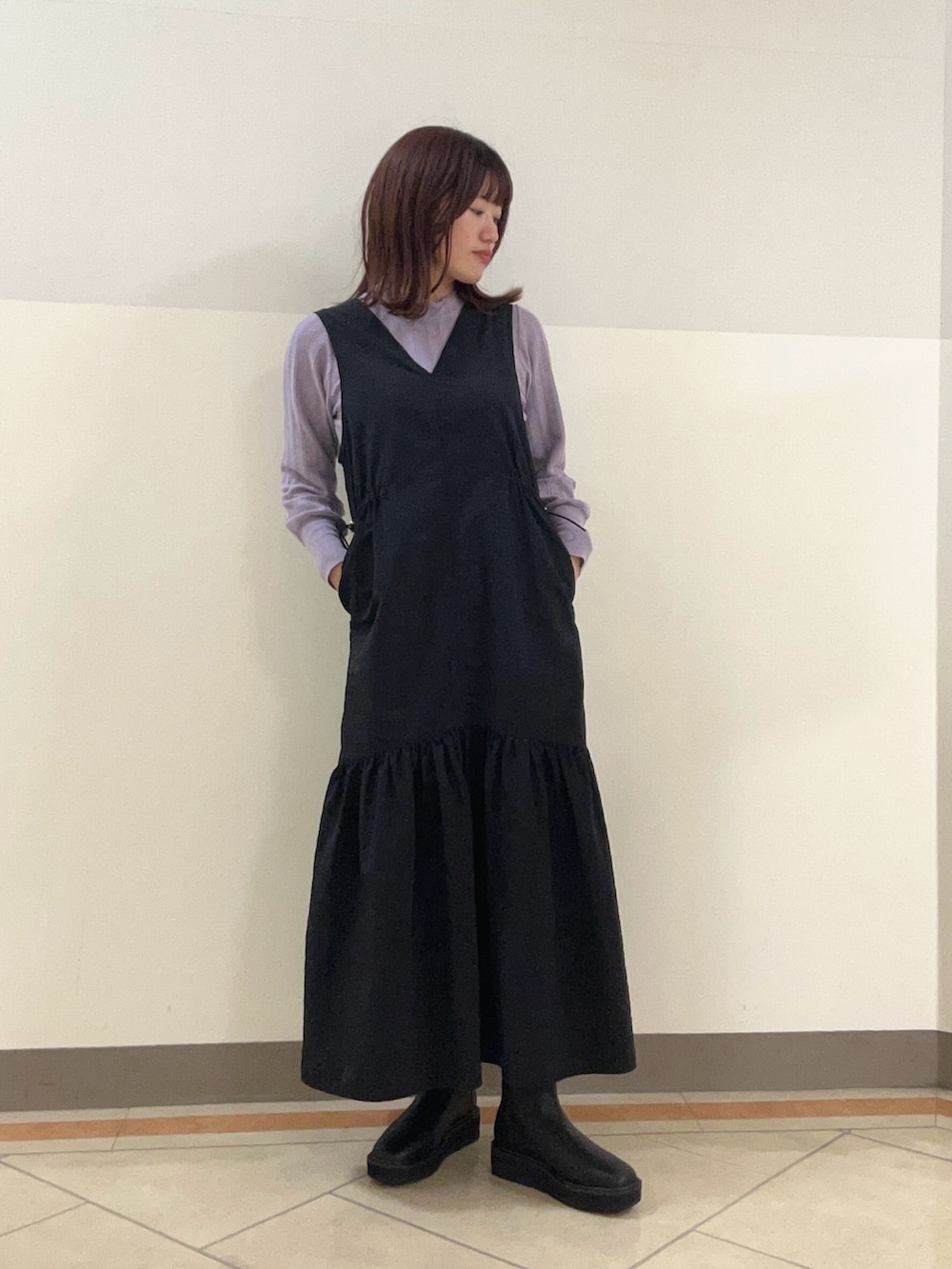 ブラック系のブーツを着用したレディースの秋コーディネートの2枚目の写真