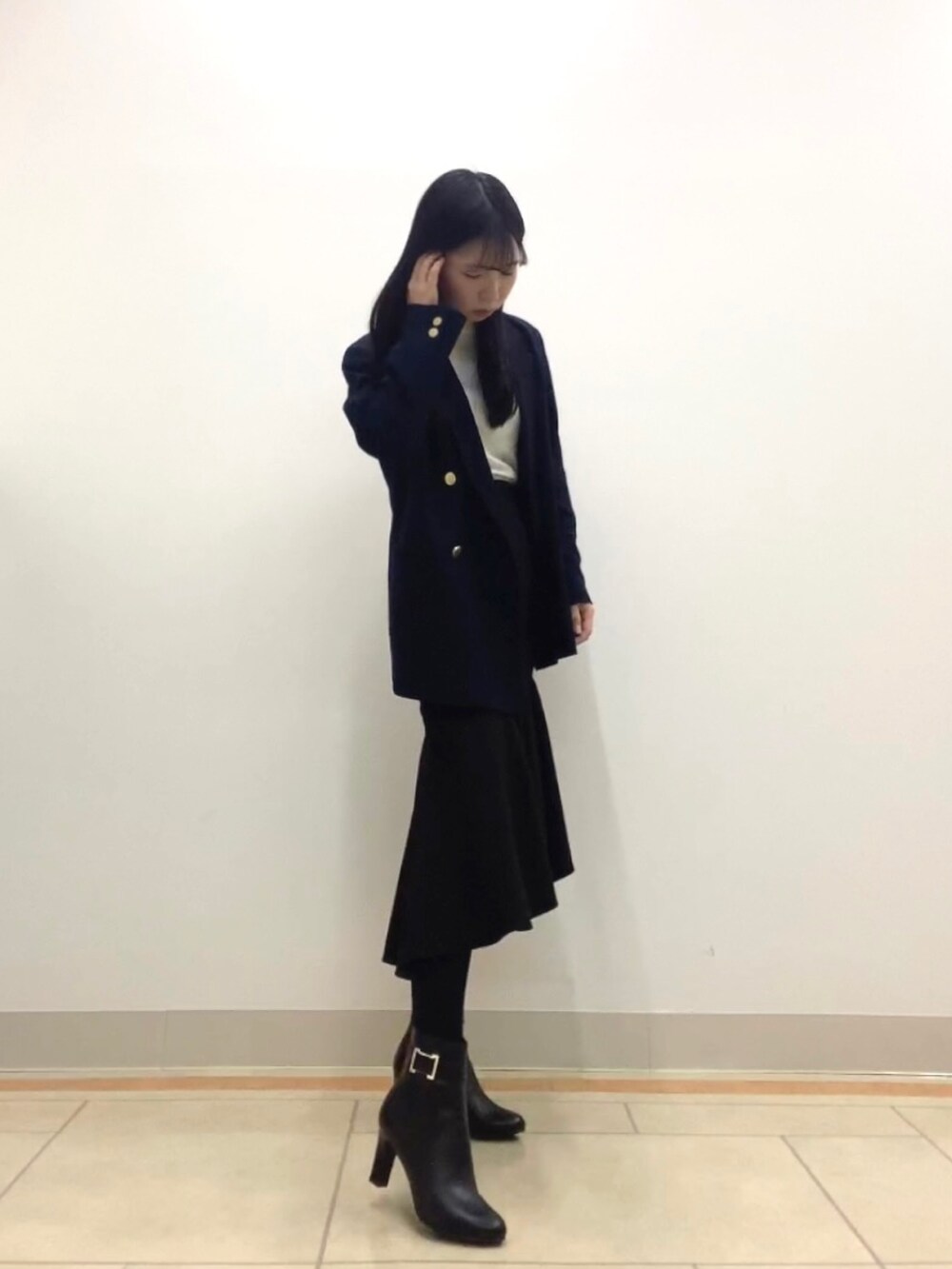 ブラック系のブーツを着用したレディースの冬コーディネートの2枚目の写真