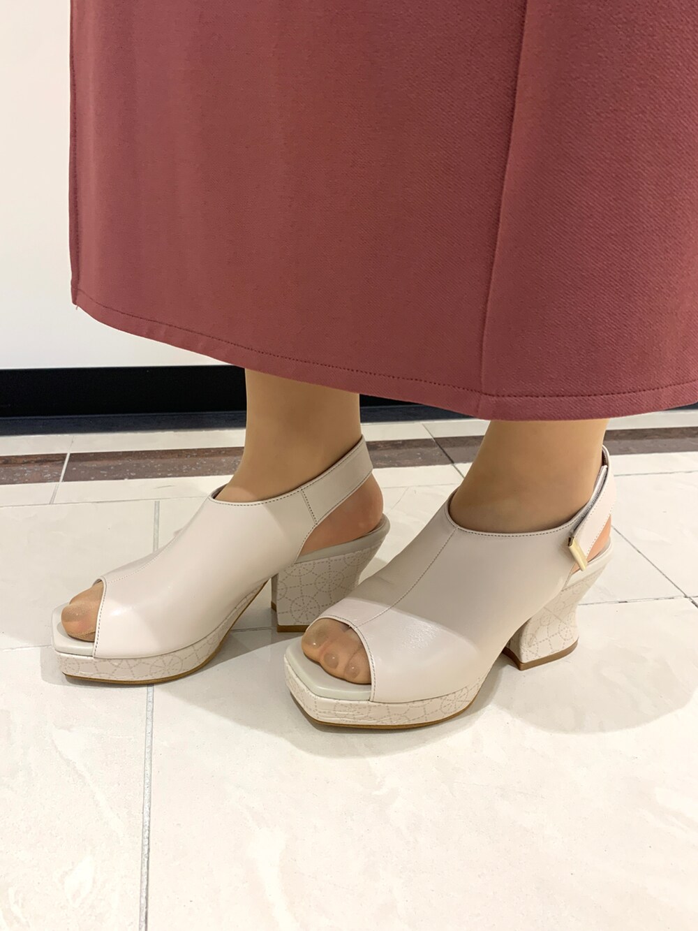 ホワイト系のサンダルを着用したレディースの春コーディネートの2枚目の写真