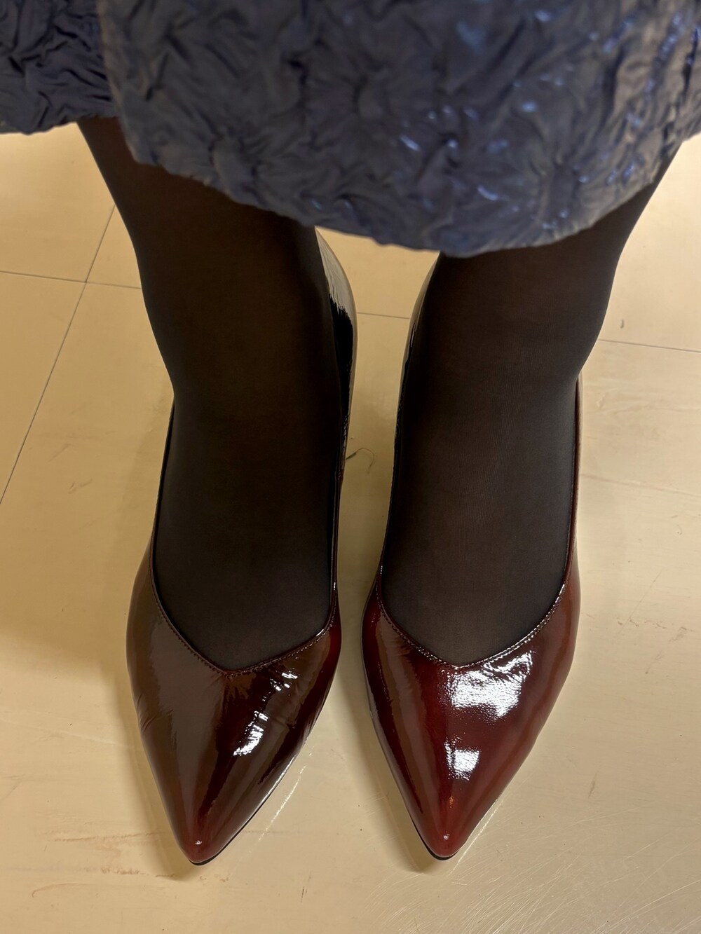 ブラウン系のパンプスを着用したレディースの秋コーディネートの2枚目の写真