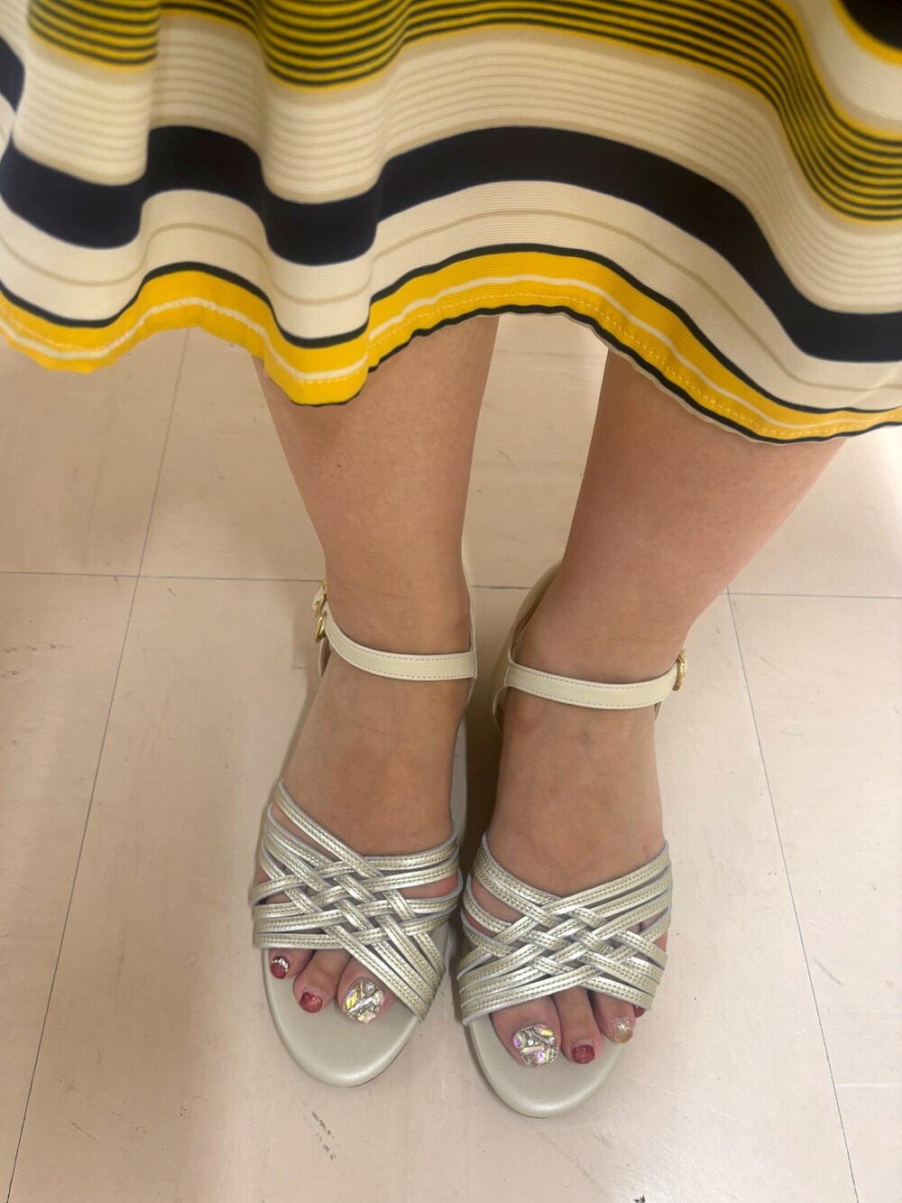 シルバー系のサンダルを着用したレディースの夏コーディネートの2枚目の写真