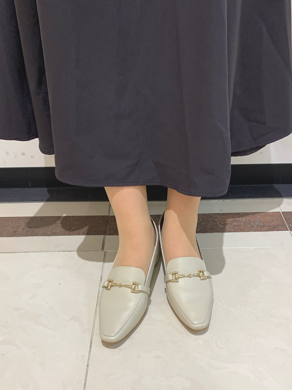 ホワイト系のローファーを着用したレディースの春コーディネートの2枚目の写真