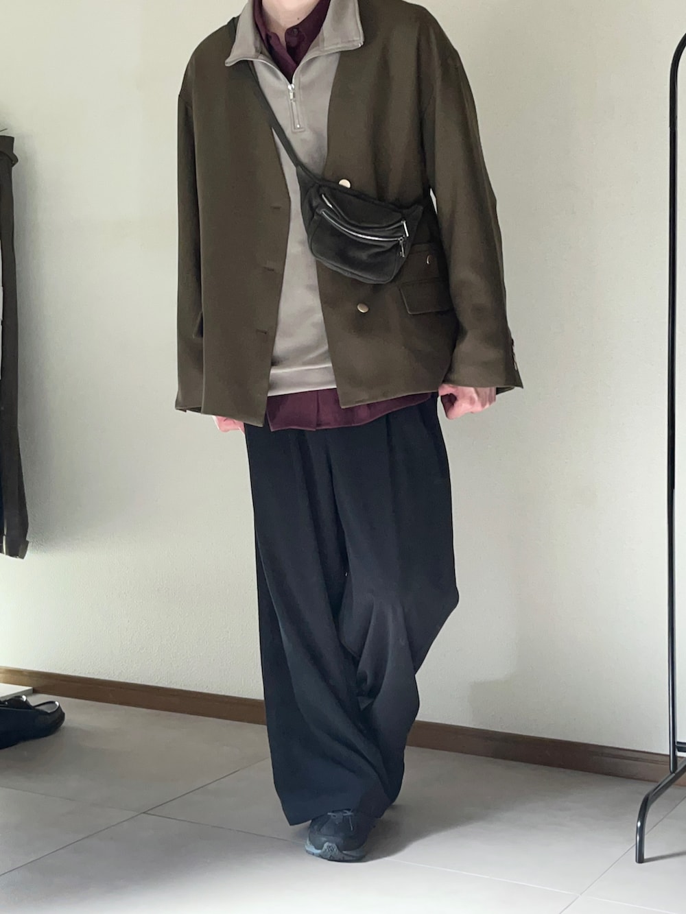 「シンプルコーデ、きれいめカジュアル、秋服、ジャケット、ハーフジップ、お洒落さんとつながりたい、秋服準備はじめました」|「CASPER JOHNのVarious loose shirts/バリアスルーズシャツ(シャツ/ブラウス、レッド系)」を使った、恂さん(メンズ・184cm)の秋コーディネートの2枚目の写真