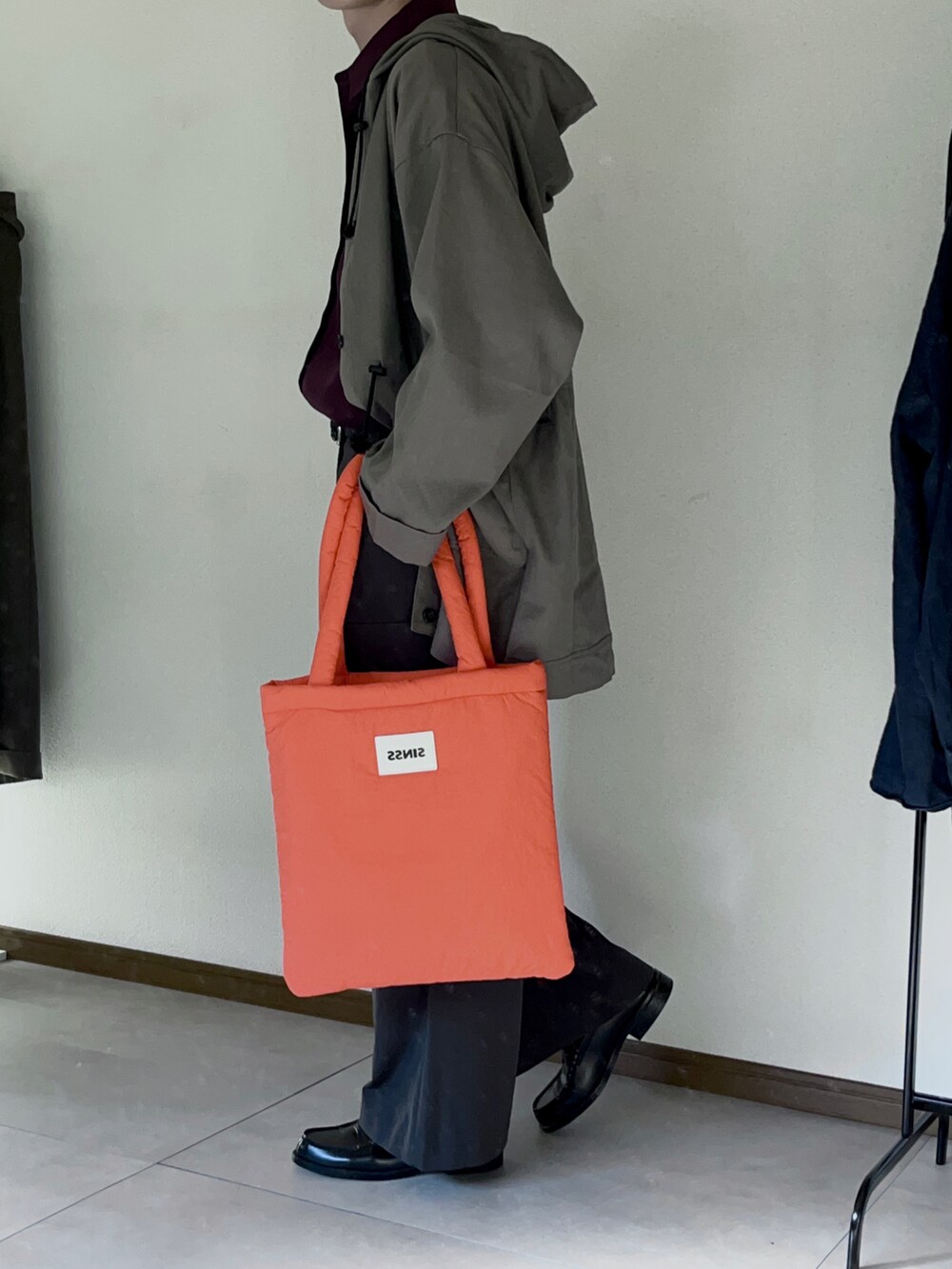 「秋服まるっと大公開、秋コーデ、古着MIX、シャツ、古着、カーゴパンツ、ローファー、トートバッグ、CASPER JOHN、remer」｜「CASPER JOHNのVarious loose shirts/バリアスルーズシャツ（シャツ/ブラウス、レッド系）」を使った、恂さん（メンズ・184cm）の秋コーディネートの3枚目の写真