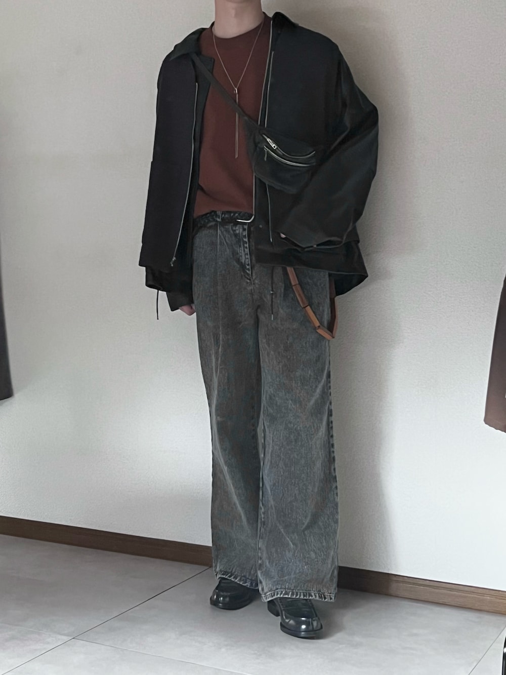 「秋服まるっと大公開、秋服準備はじめました、秋のコーデ、シンプルコーデ、モノトーン、きれいめカジュアル、ブルゾン、レザージャケット、ベスト、フレアデニム、ローファー、キャップ、WYM、CASPER JOHN、remer」｜「WYM LIDNMのSUPER FINE COTTON LOOSE FIT LS-TEE（Tシャツ/カットソー、ブラウン系）」を使った、恂さん（メンズ・184cm）の秋コーディネートの2枚目の写真
