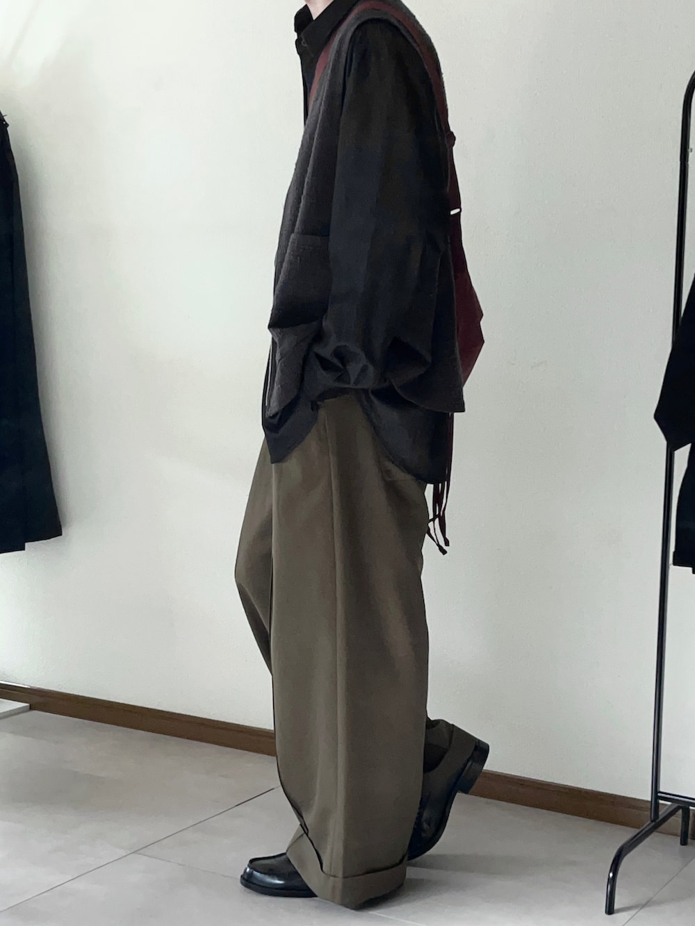 「秋コーデ、シンプルコーデ、きれいめカジュアル、アースカラー、シャツ、スラックス、CASPER JOHN、LIDNM、remer、UNIQLO、お洒落さんとつながりたい」｜「remerのloose shadow graphic over Tee / ルーズシャドーグラフィックオーバーT（Tシャツ/カットソー、ブラック系）」を使った、恂さん（メンズ・184cm）の秋コーディネートの2枚目の写真