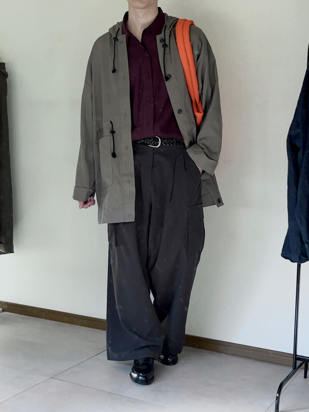 「秋服まるっと大公開、秋コーデ、古着MIX、シャツ、古着、カーゴパンツ、ローファー、トートバッグ、CASPER JOHN、remer」｜「CASPER JOHNのVarious loose shirts/バリアスルーズシャツ（シャツ/ブラウス、レッド系）」を使った、恂さん（メンズ・184cm）の秋コーディネートの2枚目の写真