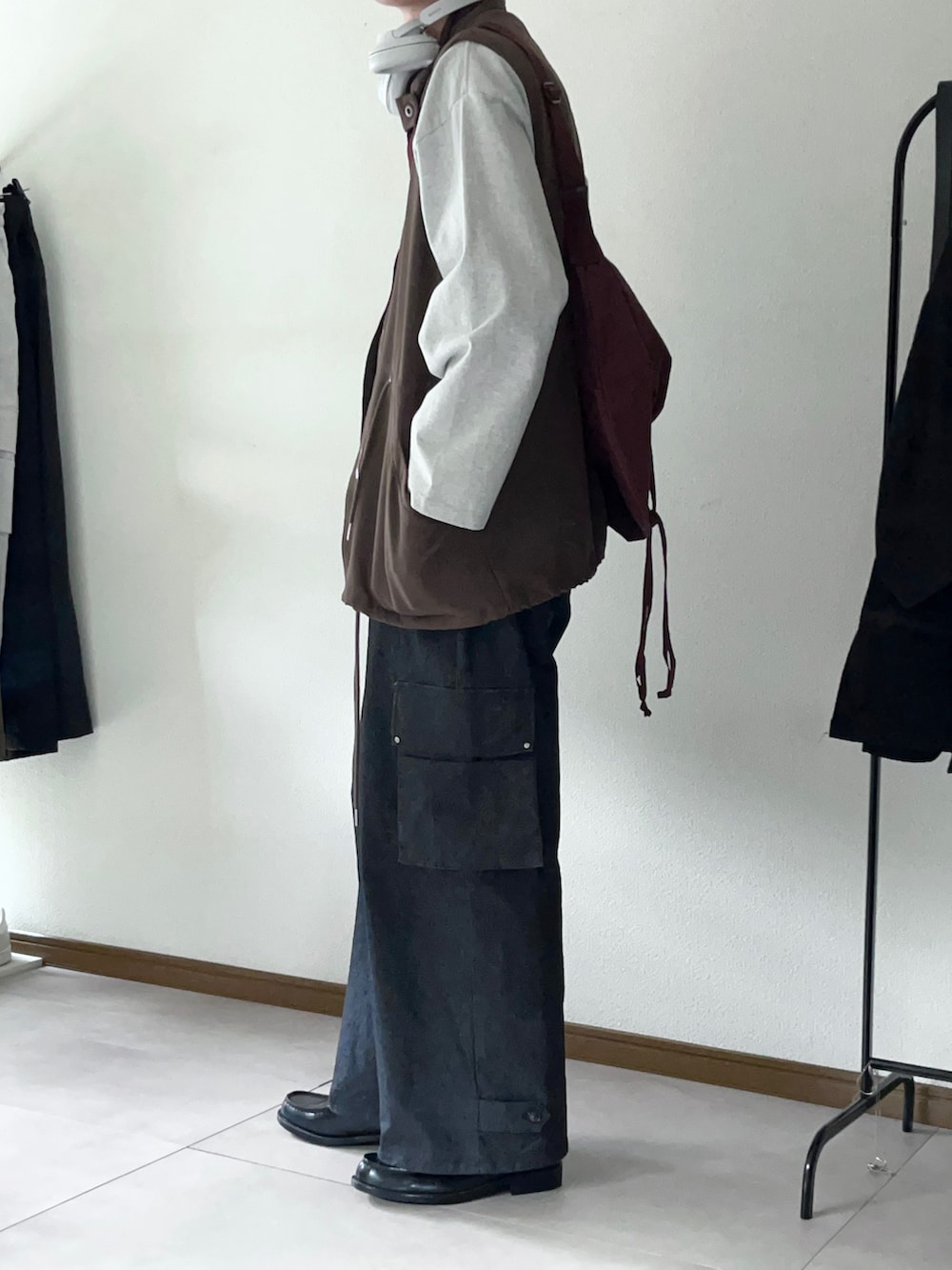 「シンプルコーデ、秋コーデ、ミリタリー、くすみカラー、大学生、WYM、CASPER JOHN」|「INTER FACTORYのファッションインフルエンサー yuuki - High neck military vest / ハイネックミリタリーベスト made in INTER FACTORY(ベスト、ブラウン系)」を使った、恂さん(メンズ・184cm)の秋コーディネートの2枚目の写真