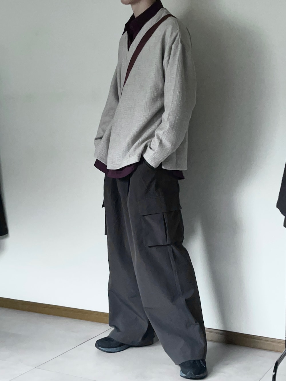 「秋服まるっと大公開、秋コーデ、シンプルコーデ、通学コーデ、シャツ、スウェット、ツイード、カーゴパンツ、スニーカー、CASPER JOHN、remer、ニューバランス」｜「CASPER JOHNのTweed V-neck sweat/ツィードVネックスウェット（スウェット、ホワイト系）」を使った、恂さん（メンズ・184cm）の秋コーディネートの2枚目の写真