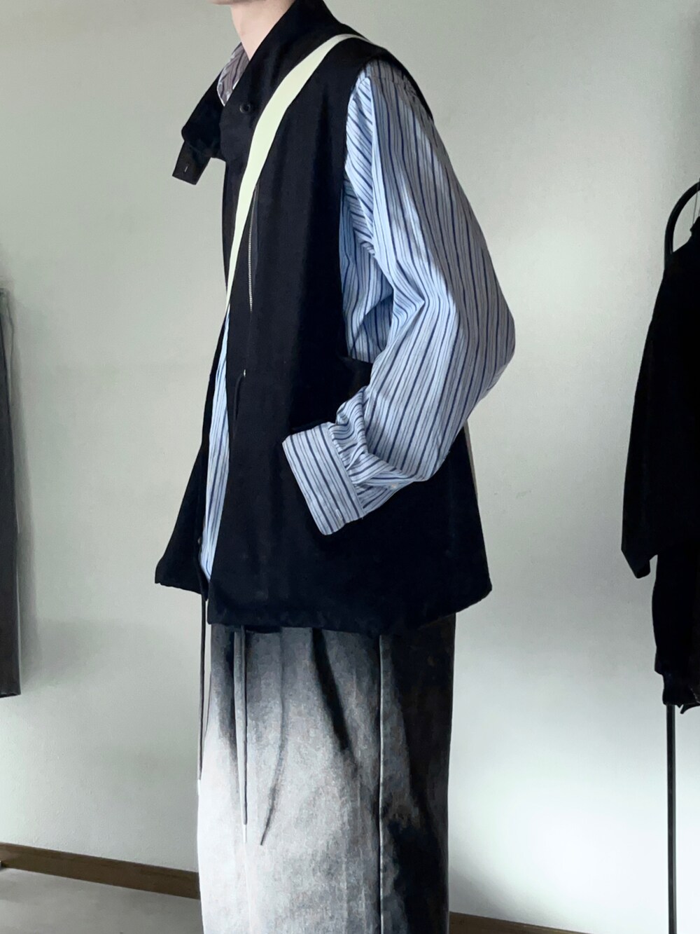 「秋服まるっと大公開、秋のコーデ、レイヤードスタイル、初秋コーデ、シャツ、ベスト、デニム、CASPER JOHN、remer、ニューバランス」｜「CASPER JOHNのHard workers shirts/ハードワーカーズシャツ（シャツ/ブラウス、ブルー系）」を使った、恂さん（メンズ・184cm）の秋コーディネートの2枚目の写真