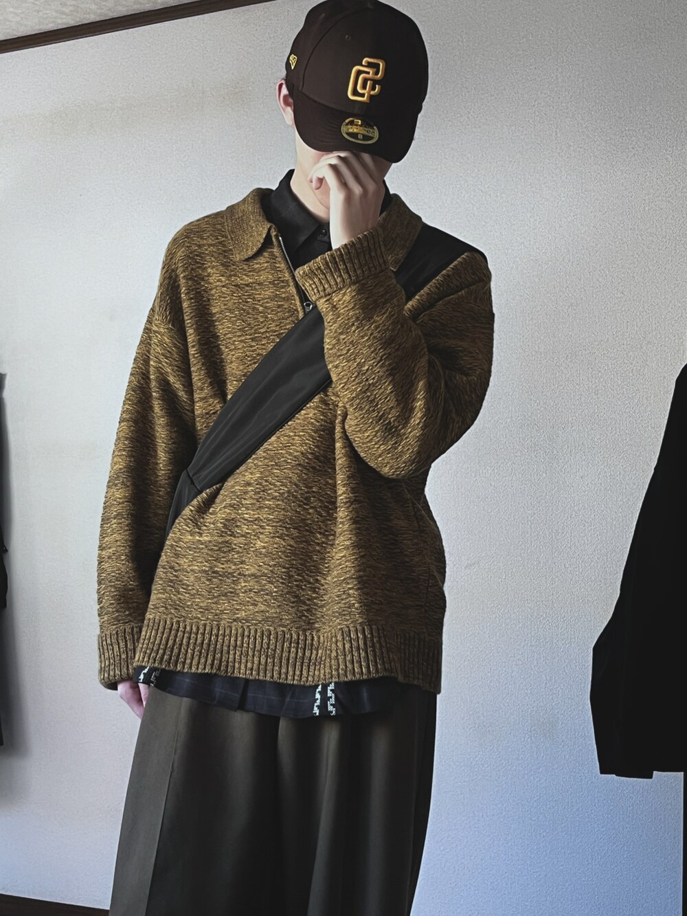 「重ね着ベストシーズン、WEARyouthコーデ、秋服、レイヤードスタイル、アースカラー、キャップ、シャツ、ニットポロ、スラックス、スニーカー、CASPER JOHN、soerte、New Balance、NEW ERA、SINSS」｜「CASPER JOHNのアイテム（シャツ/ブラウス、ブラック系）」を使った、恂さん（メンズ・184cm）の秋コーディネートの2枚目の写真