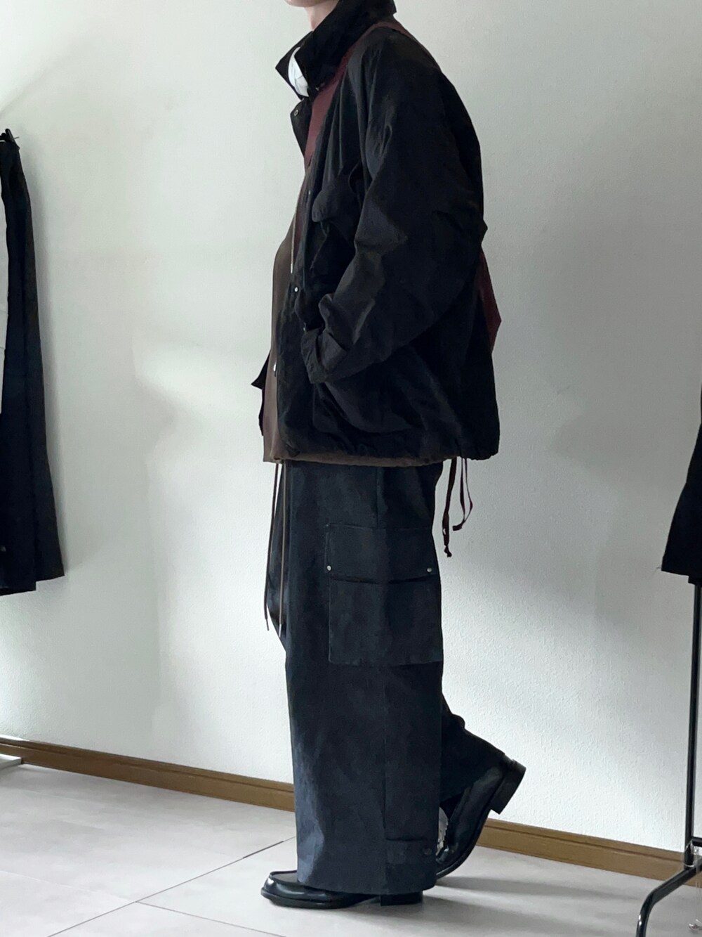「大学生、シンプルコーデ、秋コーデ、秋服準備はじめました、ミリタリー、ブルゾン、WYM、CASPER JOHN」｜「INTER FACTORYのファッションインフルエンサー yuuki - High neck military vest / ハイネックミリタリーベスト　made in INTER FACTORY（ベスト、ブラウン系）」を使った、恂さん（メンズ・184cm）の秋コーディネートの2枚目の写真